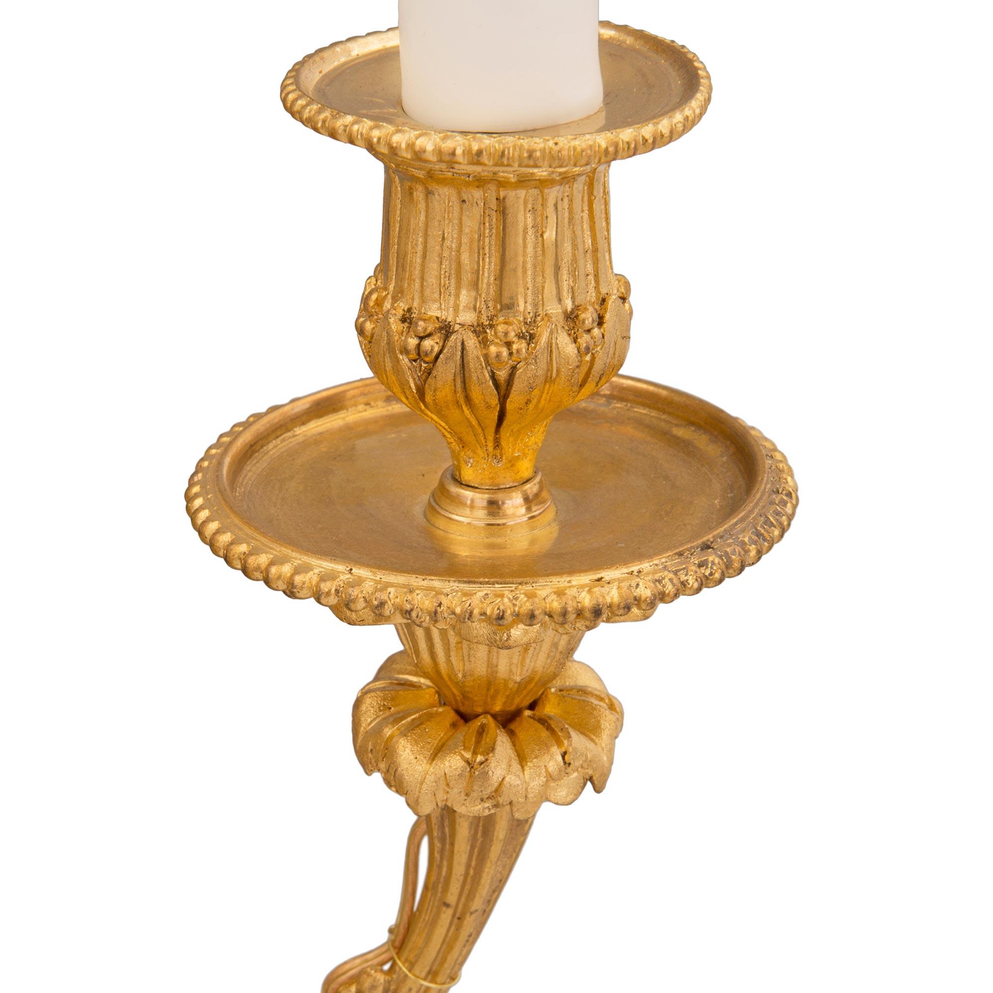 Set completo di sei sconsigliere francesi del XIX secolo di stile Luigi XVI in ormolu in vendita 2