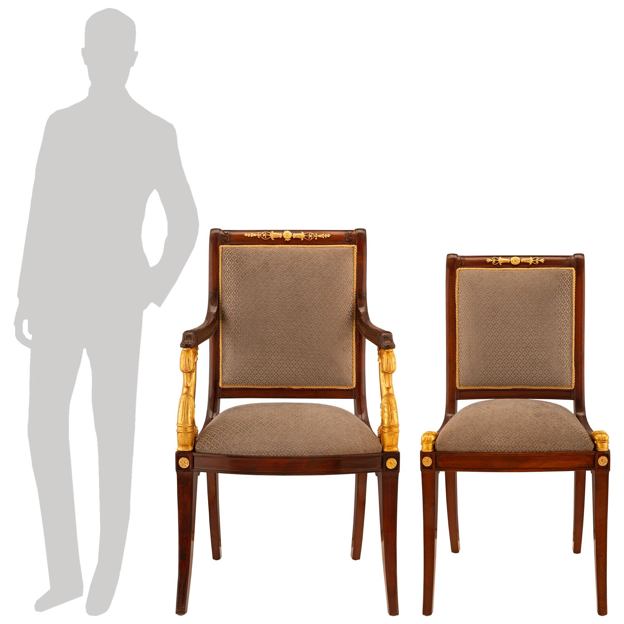 Un très bel ensemble complet de douze chaises de salle à manger néoclassiques françaises du XIXe siècle, en acajou, bois doré et bronze doré. Acajou, bois doré et bronze doré. L'ensemble de chaises de salle à manger se compose de dix chaises