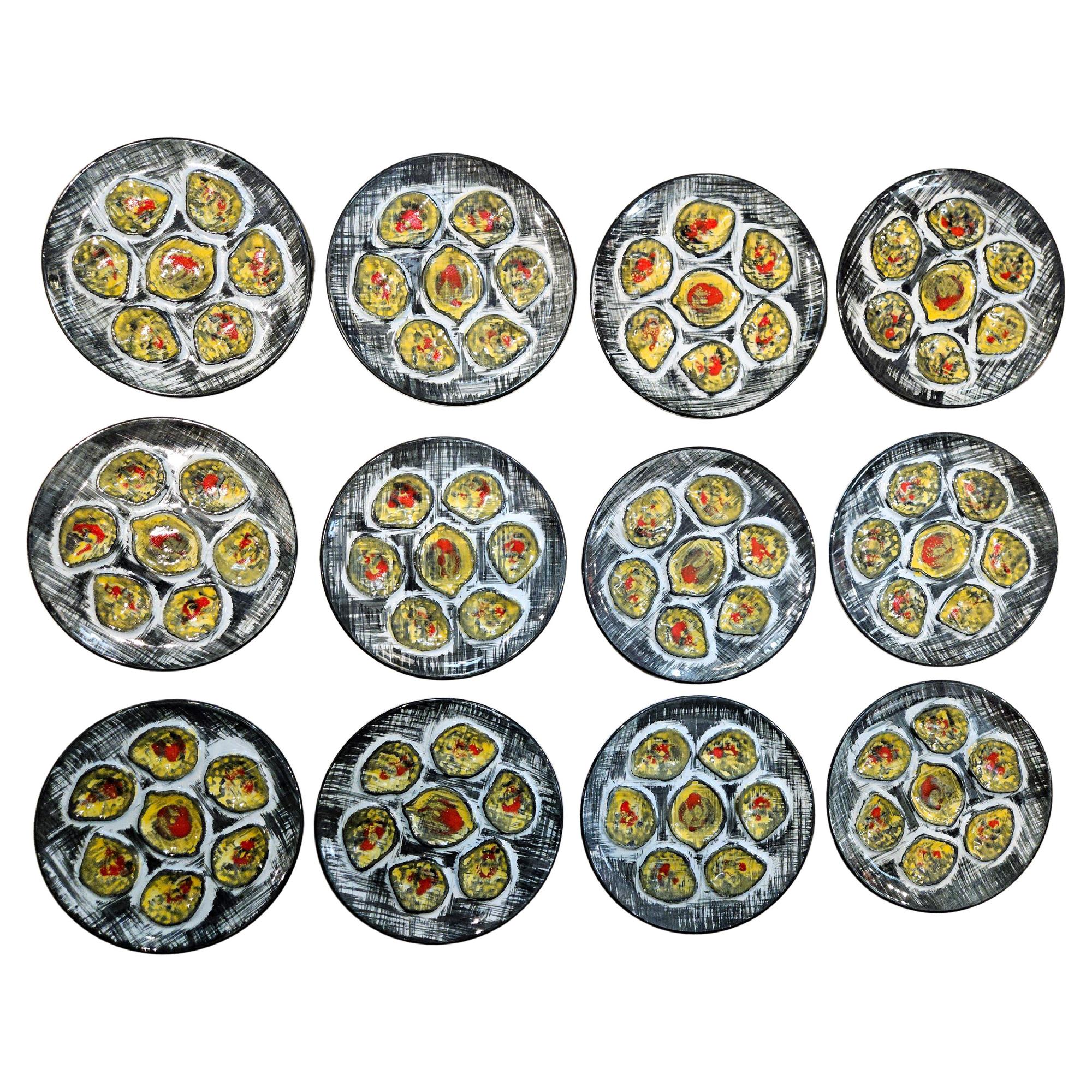 Ode an die Auster: Eine französische Affäre aus der Mitte des Jahrhunderts

Ein kompletter Satz von zwölf handbemalten MBFA Pornic Pottery Austern-Tellern

Durchmesser: 10 Zoll x 1/2 Zoll hoch

Diese außergewöhnliche Kollektion von zwölf