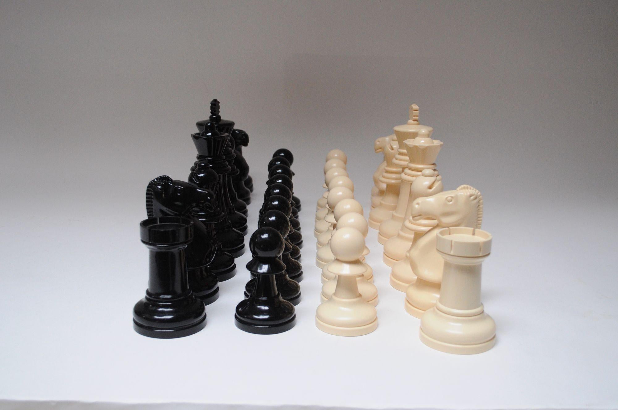 Kompletter Satz Vintage Oversized Chess Pieces in Schwarz und Creme Kunststoff (Moderne der Mitte des Jahrhunderts) im Angebot