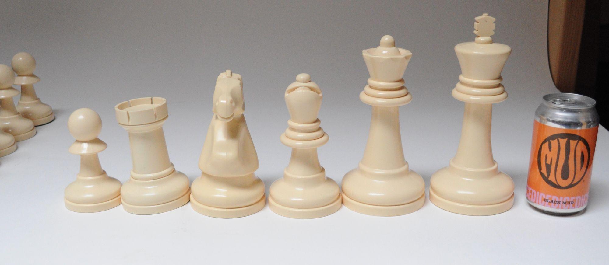 Kompletter Satz Vintage Oversized Chess Pieces in Schwarz und Creme Kunststoff (amerikanisch) im Angebot