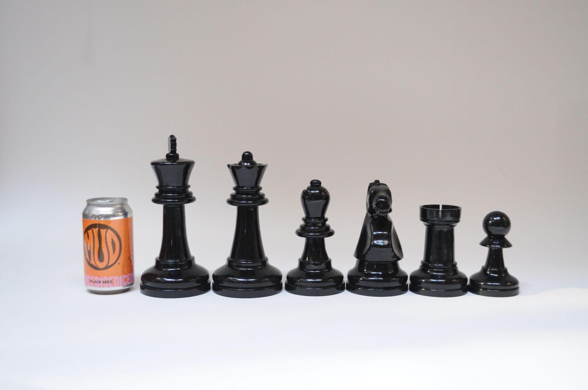 Kompletter Satz Vintage Oversized Chess Pieces in Schwarz und Creme Kunststoff (Ende des 20. Jahrhunderts) im Angebot
