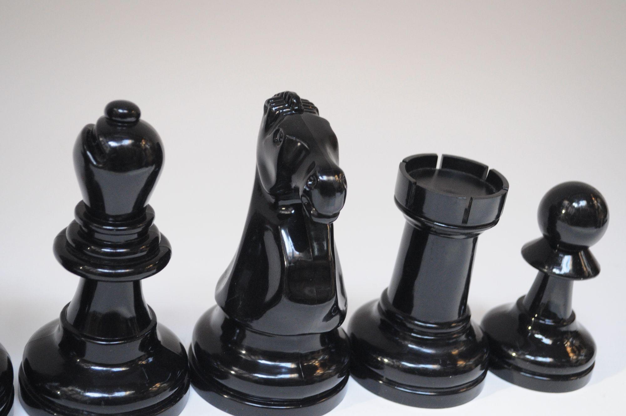 Kompletter Satz Vintage Oversized Chess Pieces in Schwarz und Creme Kunststoff (Filz) im Angebot