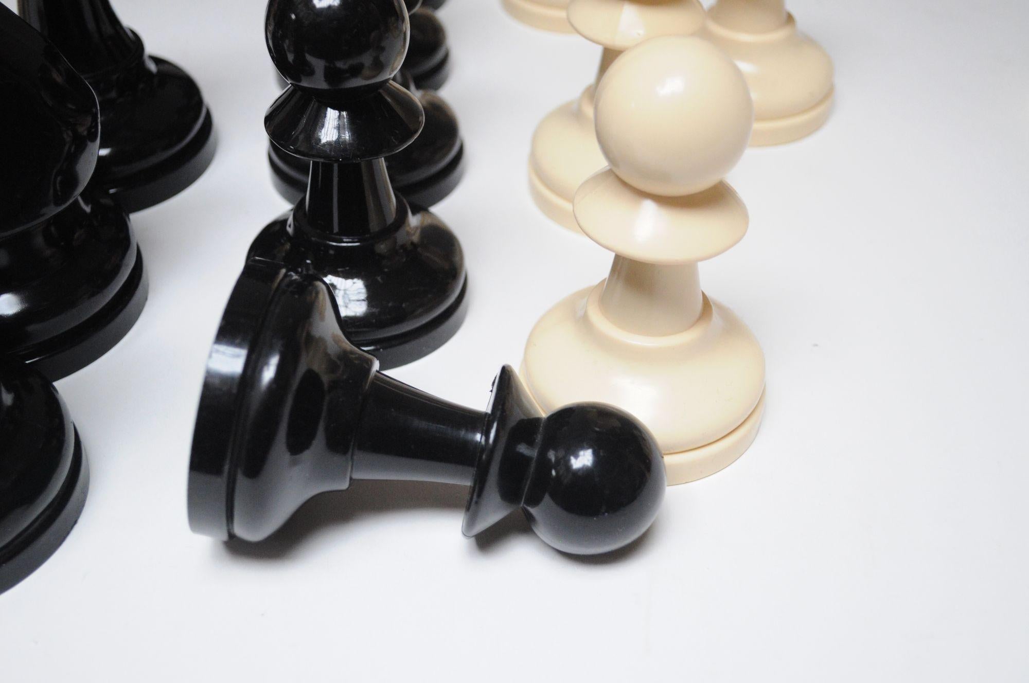 Kompletter Satz Vintage Oversized Chess Pieces in Schwarz und Creme Kunststoff im Angebot 1