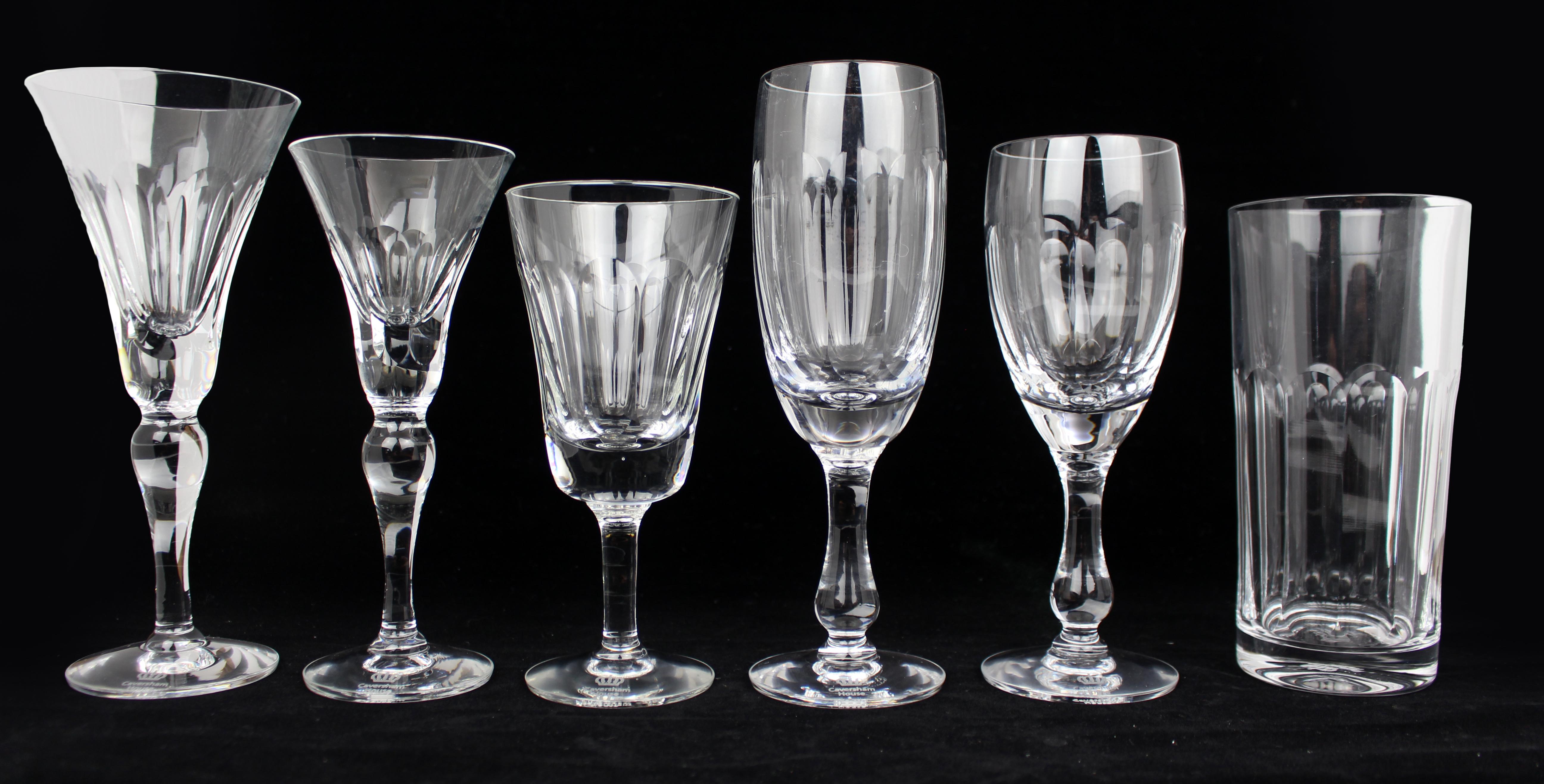 Suite complète de 36 verres en cristal taillé à la main par Tudor Crystal - Caversham House Commission

Une série de 36 verres en cristal finement travaillés et taillés à la main, produits par Tudor Crystal à Stourbridge, en Angleterre, dans le