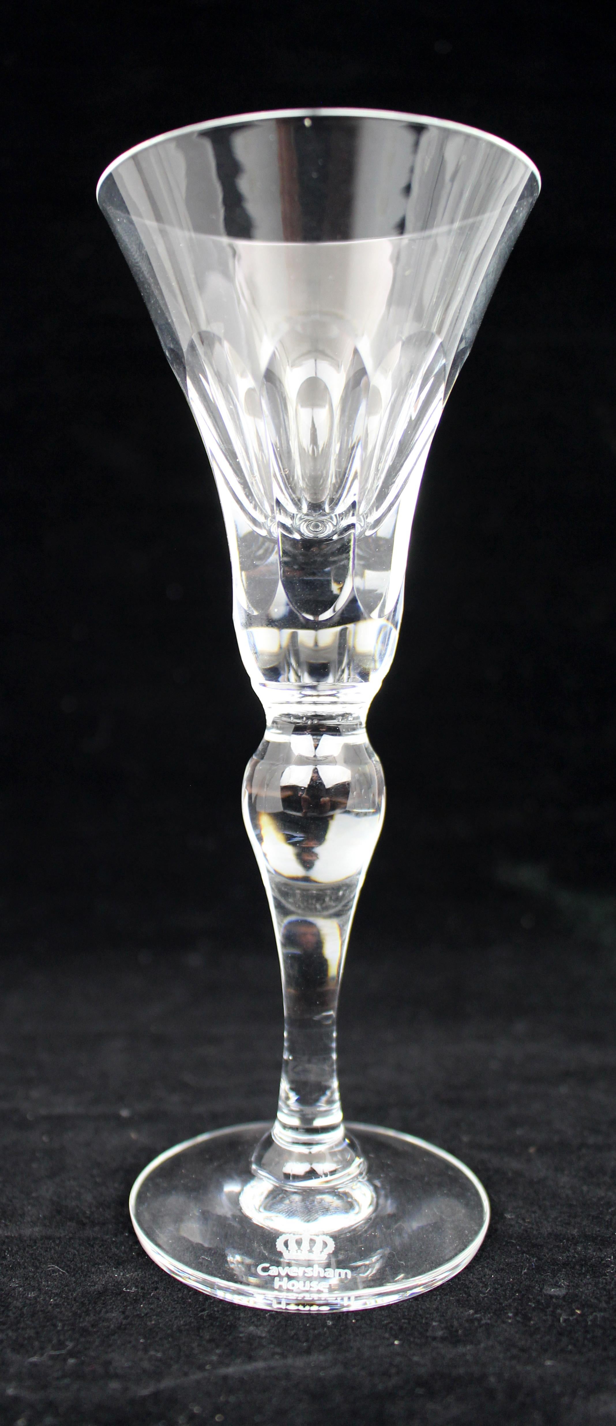 XXIe siècle et contemporain Suite complète de 36 verres en cristal taillé à la main par Tudor Crystal en vente