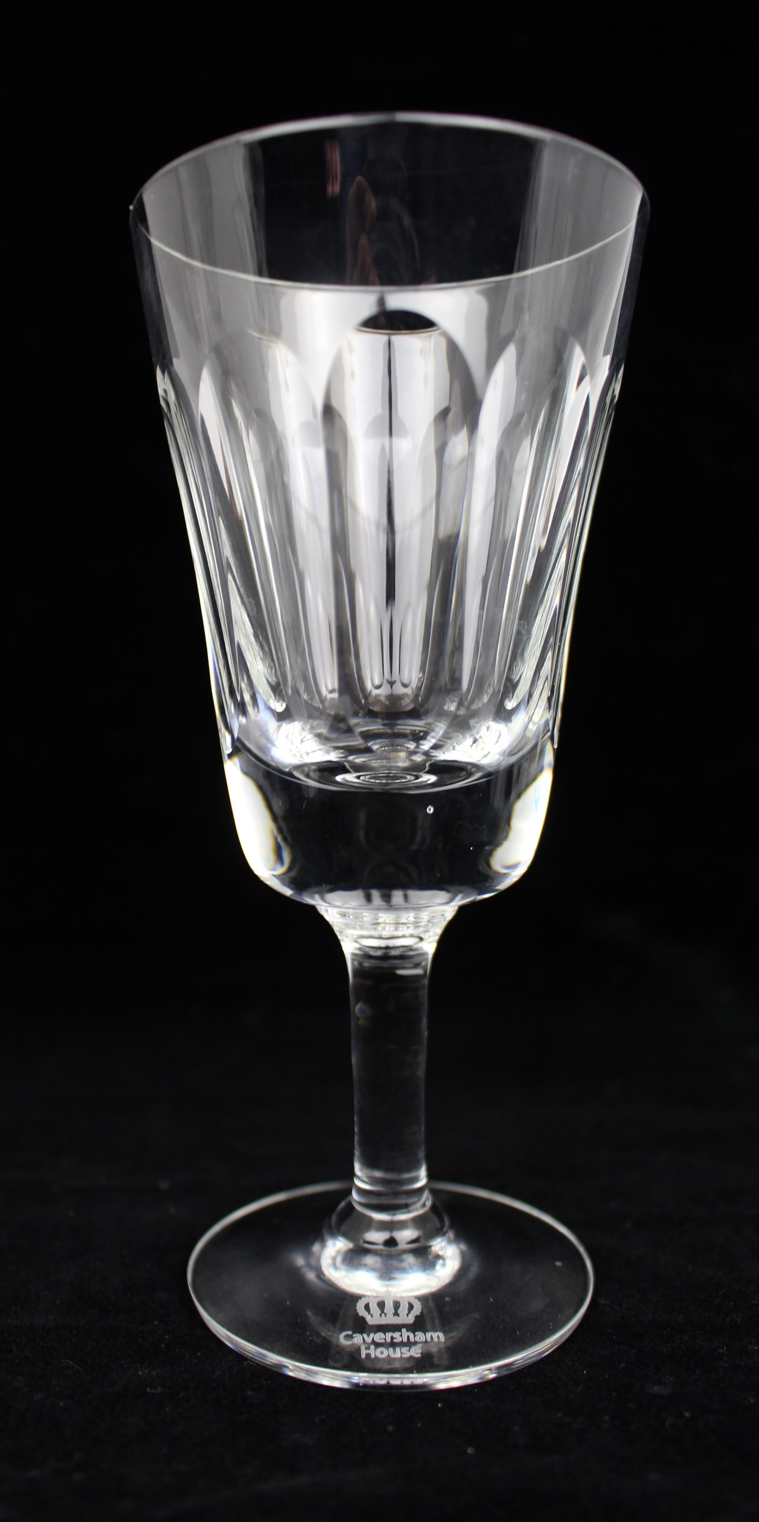 Verre taillé Suite complète de 36 verres en cristal taillé à la main par Tudor Crystal en vente
