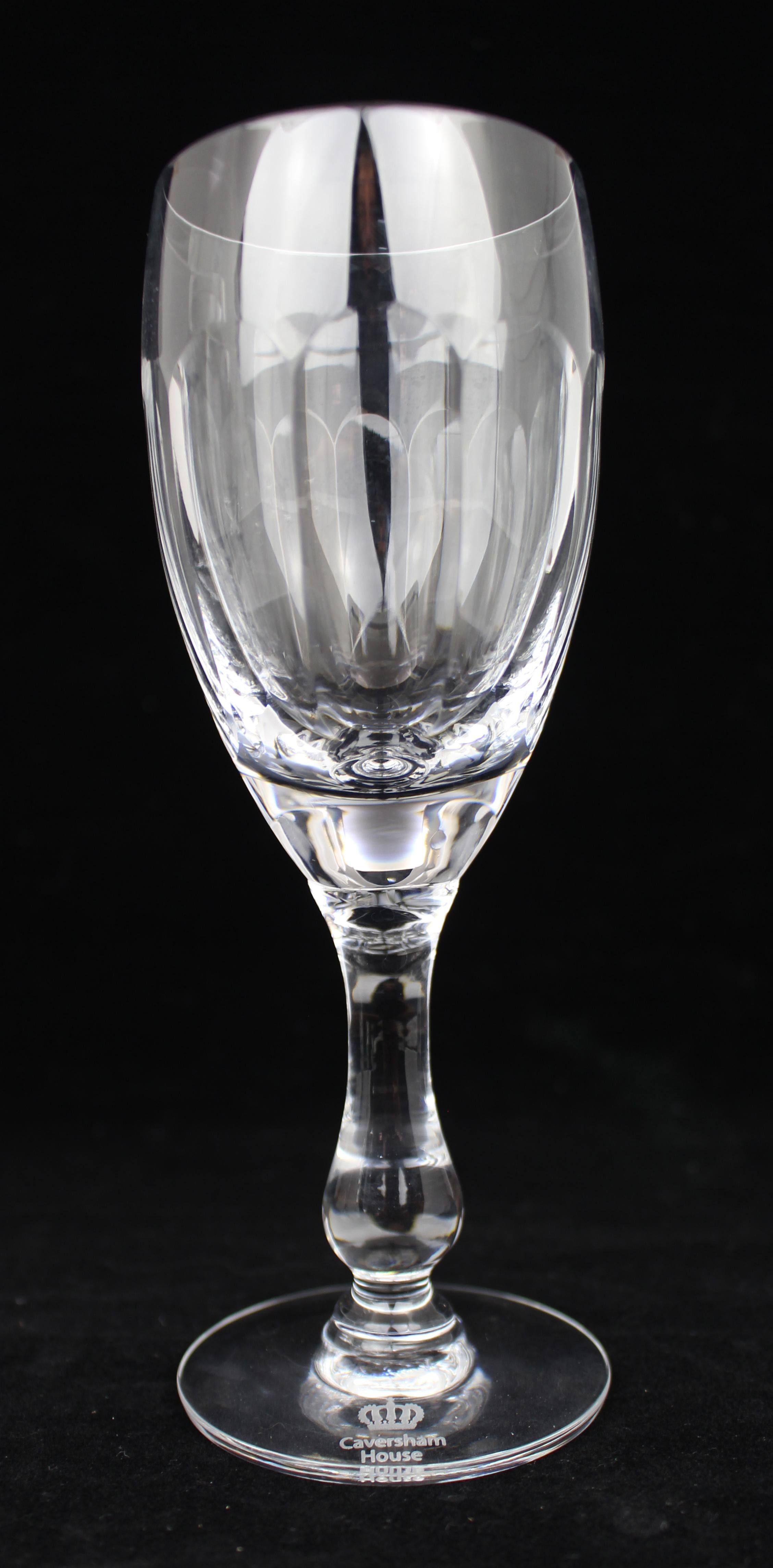 Suite complète de 36 verres en cristal taillé à la main par Tudor Crystal en vente 2