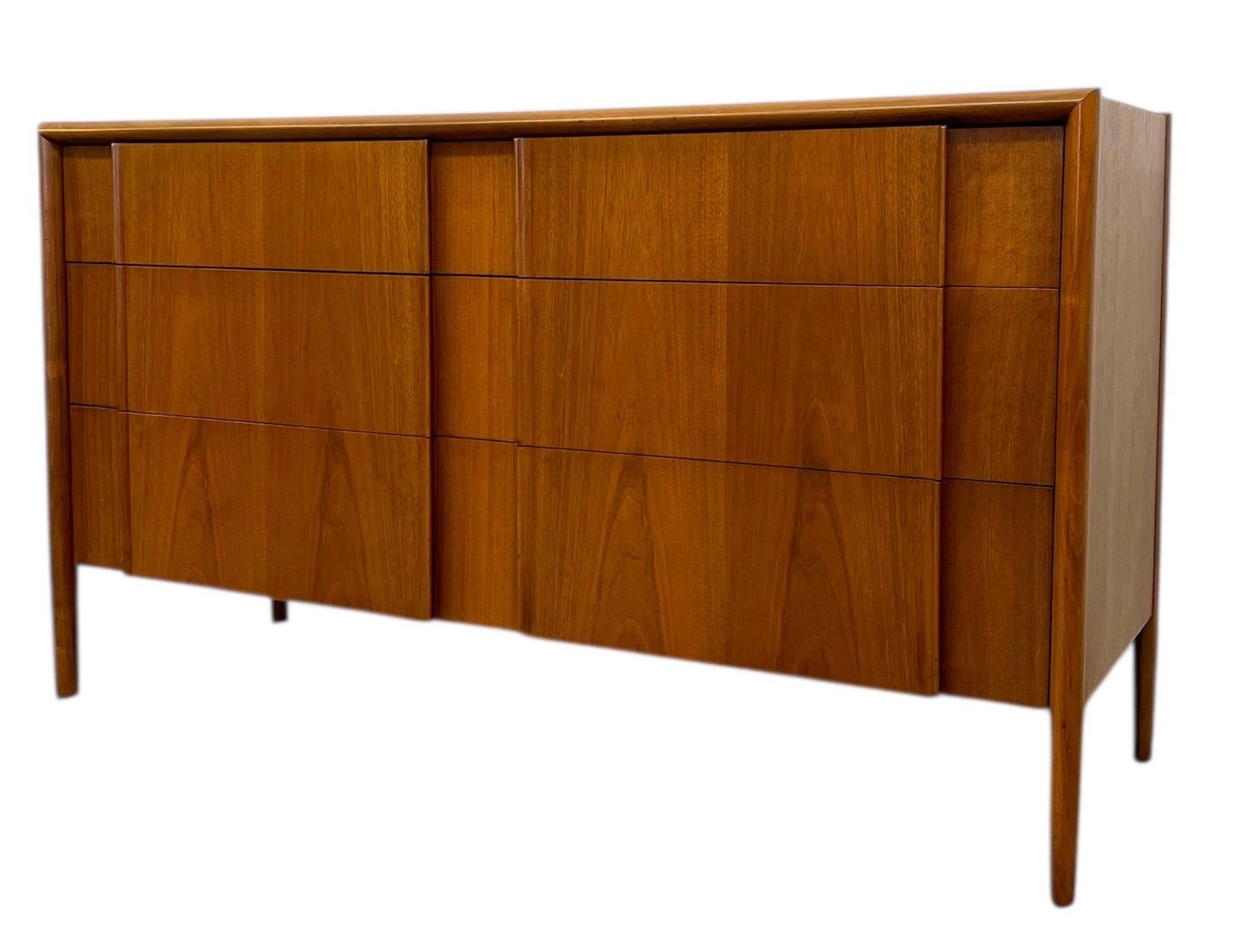 Qui viene presentata una rara e completa cameretta a quattro pezzi della Collection'S Parallele di Drexel, una linea iconica celebrata per il suo elegante design moderno di metà secolo e per la sua eccezionale maestria. Questo set curato