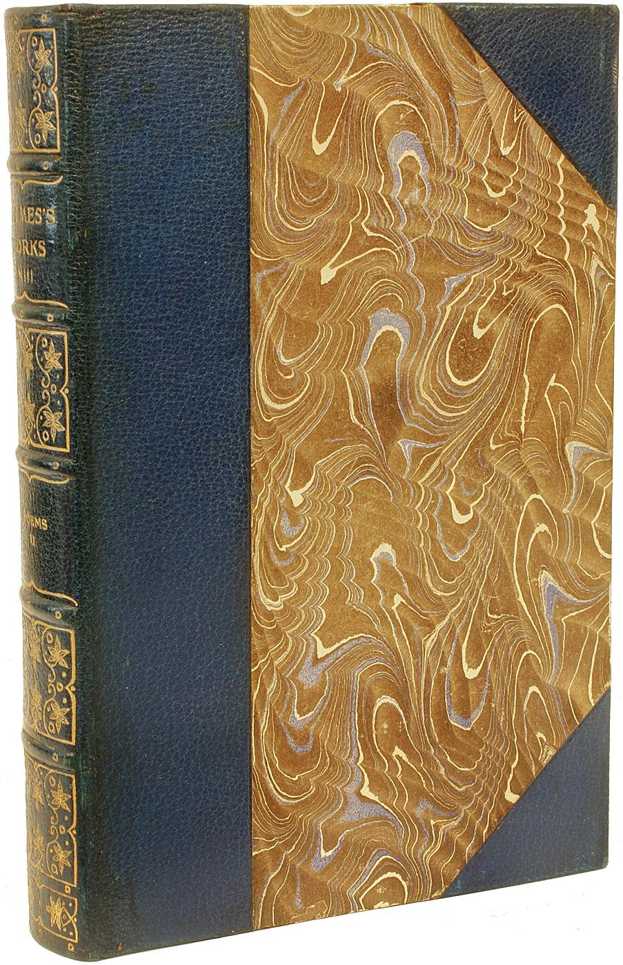 AUTEUR : HOLMES, Oliver Wendell. 

TITRE : Les œuvres complètes d'Oliver Wendell Holmes.

ÉDITEUR : Boston : Houghton, Mifflin & Co, 1892.

DESCRIPTION : L'ÉDITION AUTOCRATE. 13 volumes, illustrés. Reliure en demi-maroquin bleu, dos à nerfs ornés de