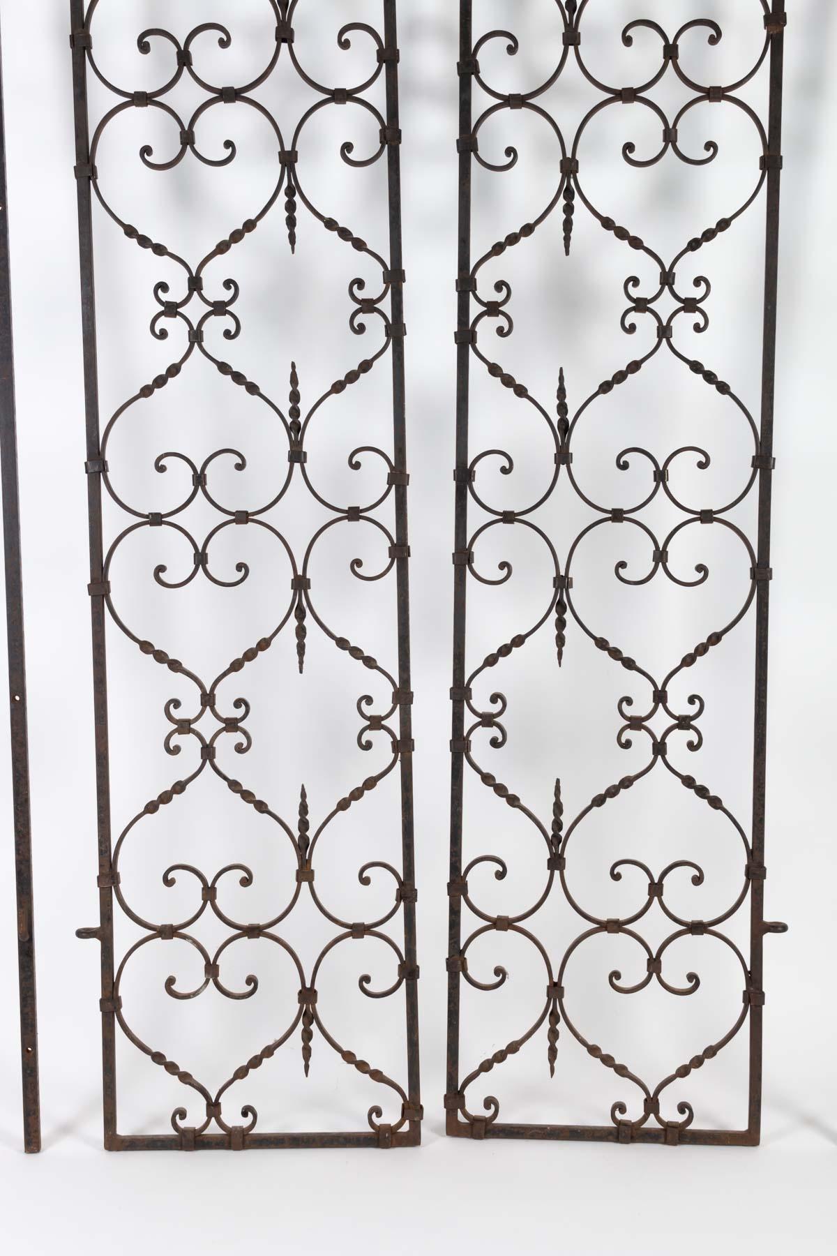 Complete wrought iron interior grilles, 20th century
Measures: H 180, W 90 cm.