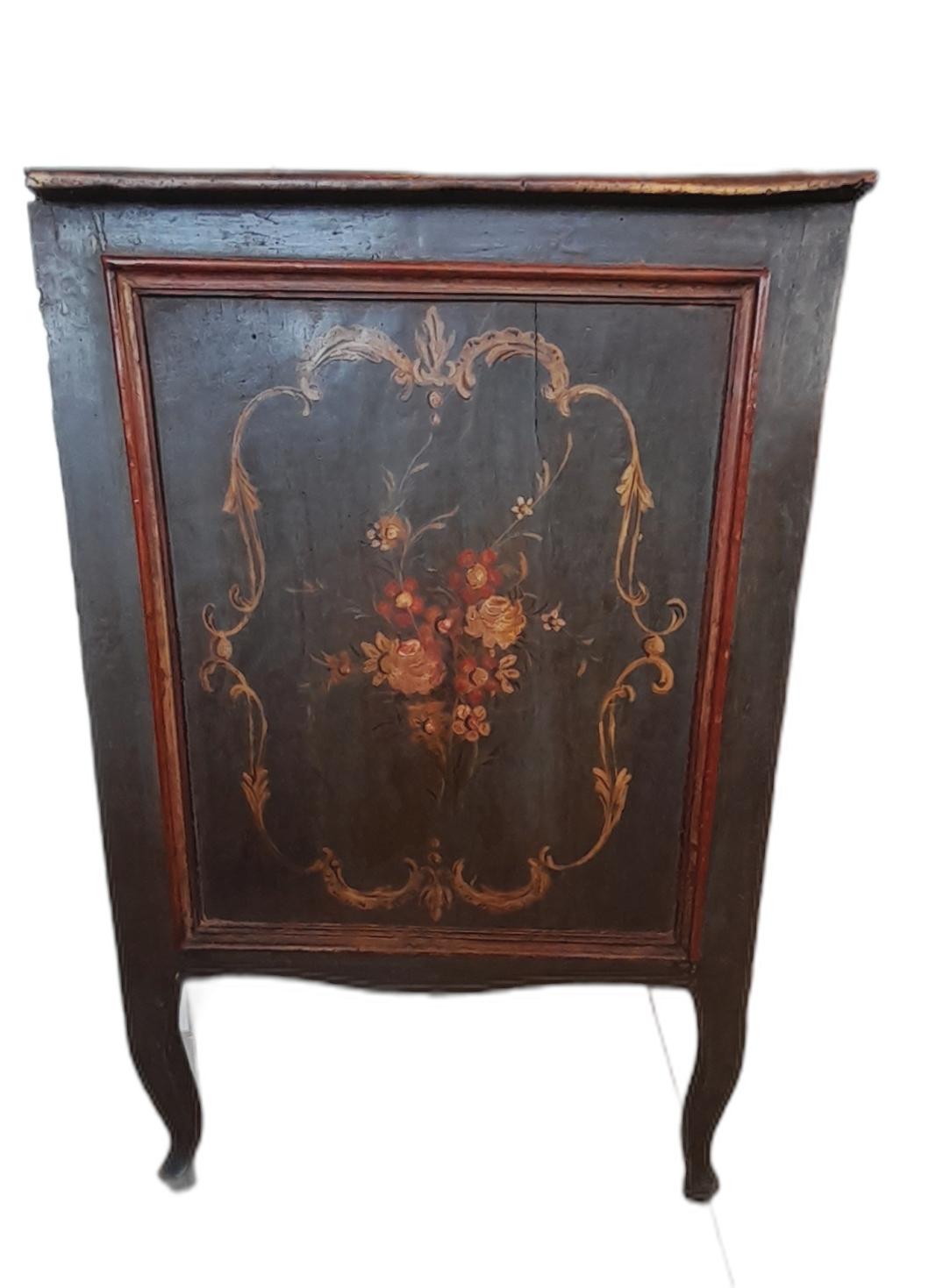 Fully painted dresser of great beauty.
Period: 1700
Italy
Measurements: L. cm 113 - D. cm 60 - H. cm 93 

Contact us for further clarifications or photographic details.

Services: it is possible for us to carry out any type of restoration (complete