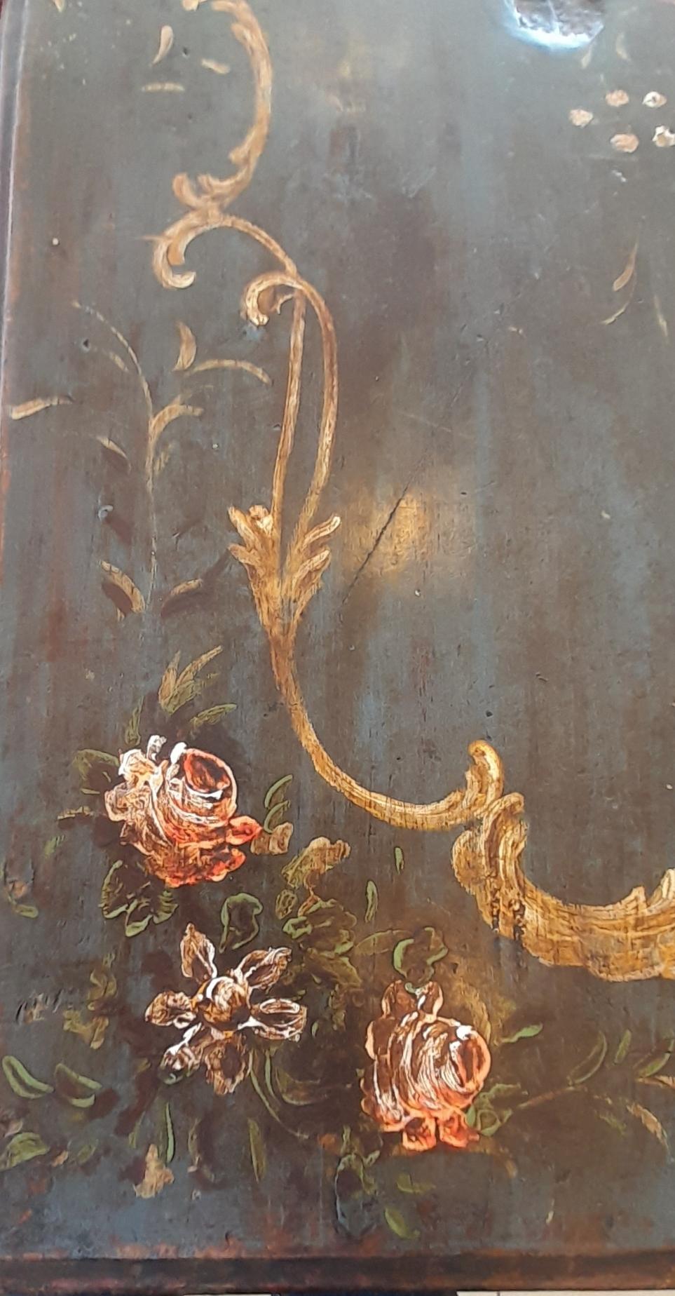 Peint à la main Commode italienne de grande beauté des années 1700, entièrement peinte à la main en vente
