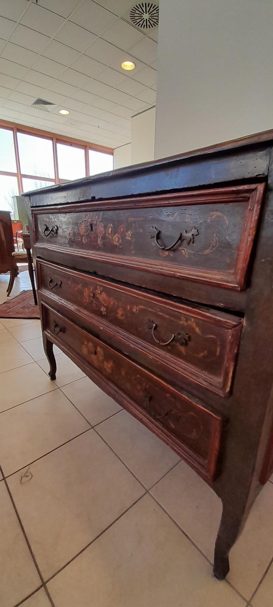 Completely Hand Painted 1700's Italian Dresser of Great Beauty In Good Condition For Sale In Cesena, FC