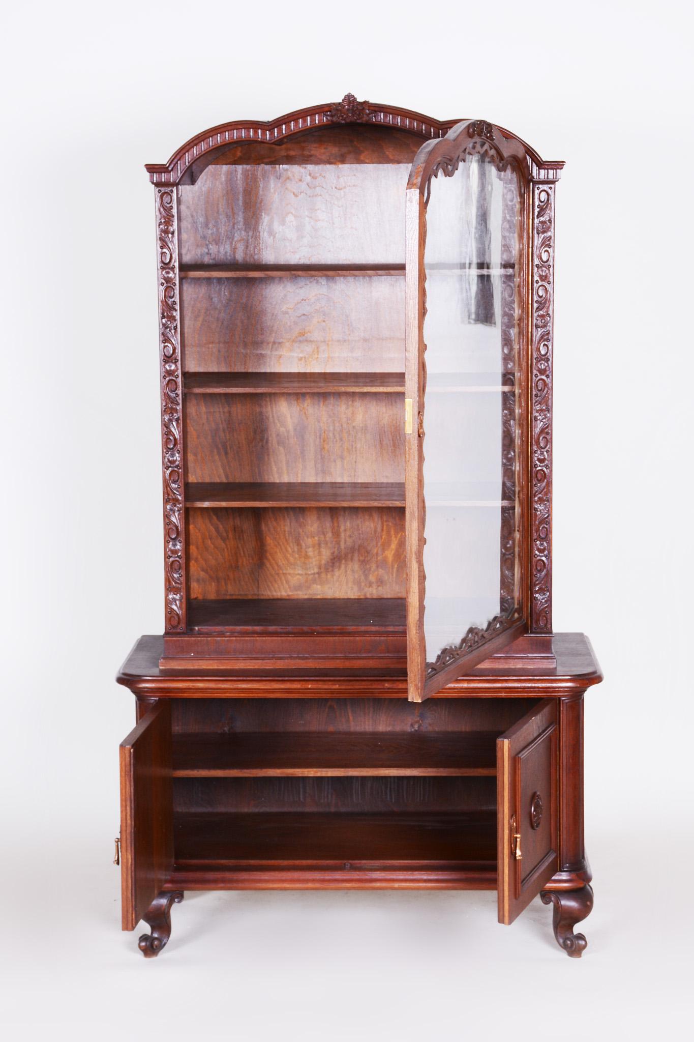 Completely Restored Art Deco Brown Oak Display Cabinet, Czechia, 1920s In Good Condition For Sale In Horomerice, CZ