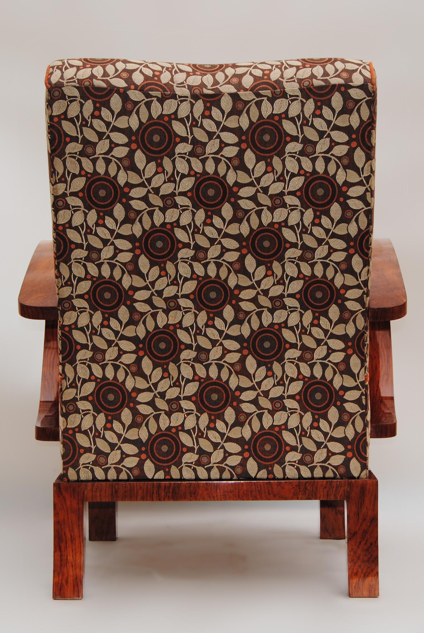Ein komplett restauriertes Paar Art-Déco-Sessel, neu gepolstert, hochglänzend, Paar im Zustand „Gut“ im Angebot in Horomerice, CZ