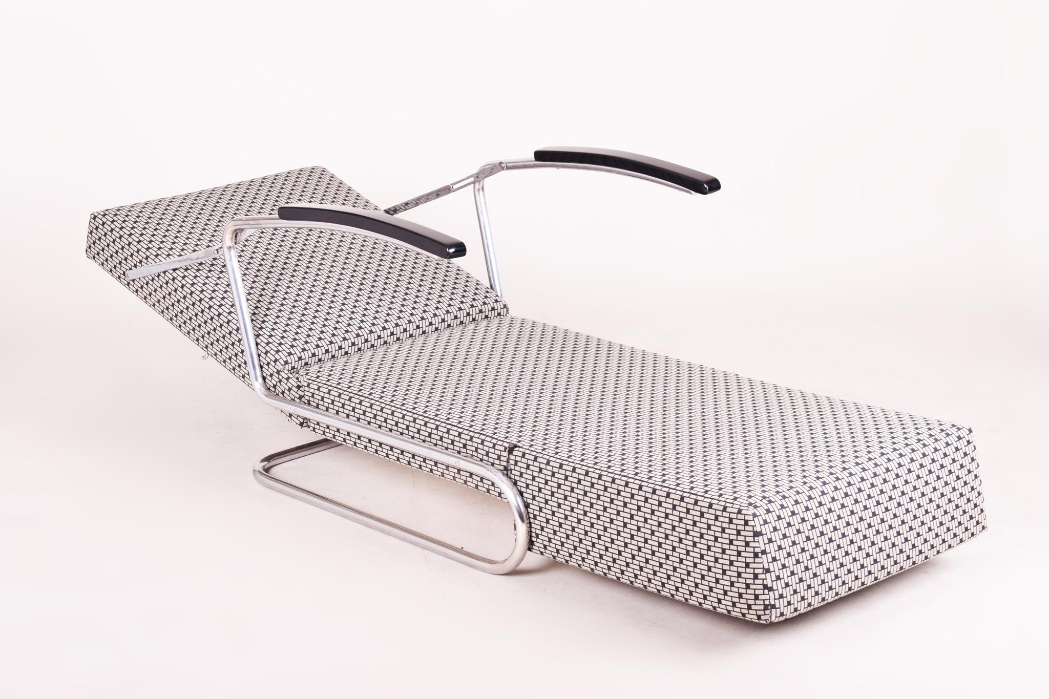 Unique item from Mücke and Melder Company form Czechoslovakia.
Designed chrome adjustable armchair covered by Backhausen fabric can be folded into a bed.
Perfect example of Bauhaus era in Czechoslovakia.

Dimensions after layout:
Depth of bed