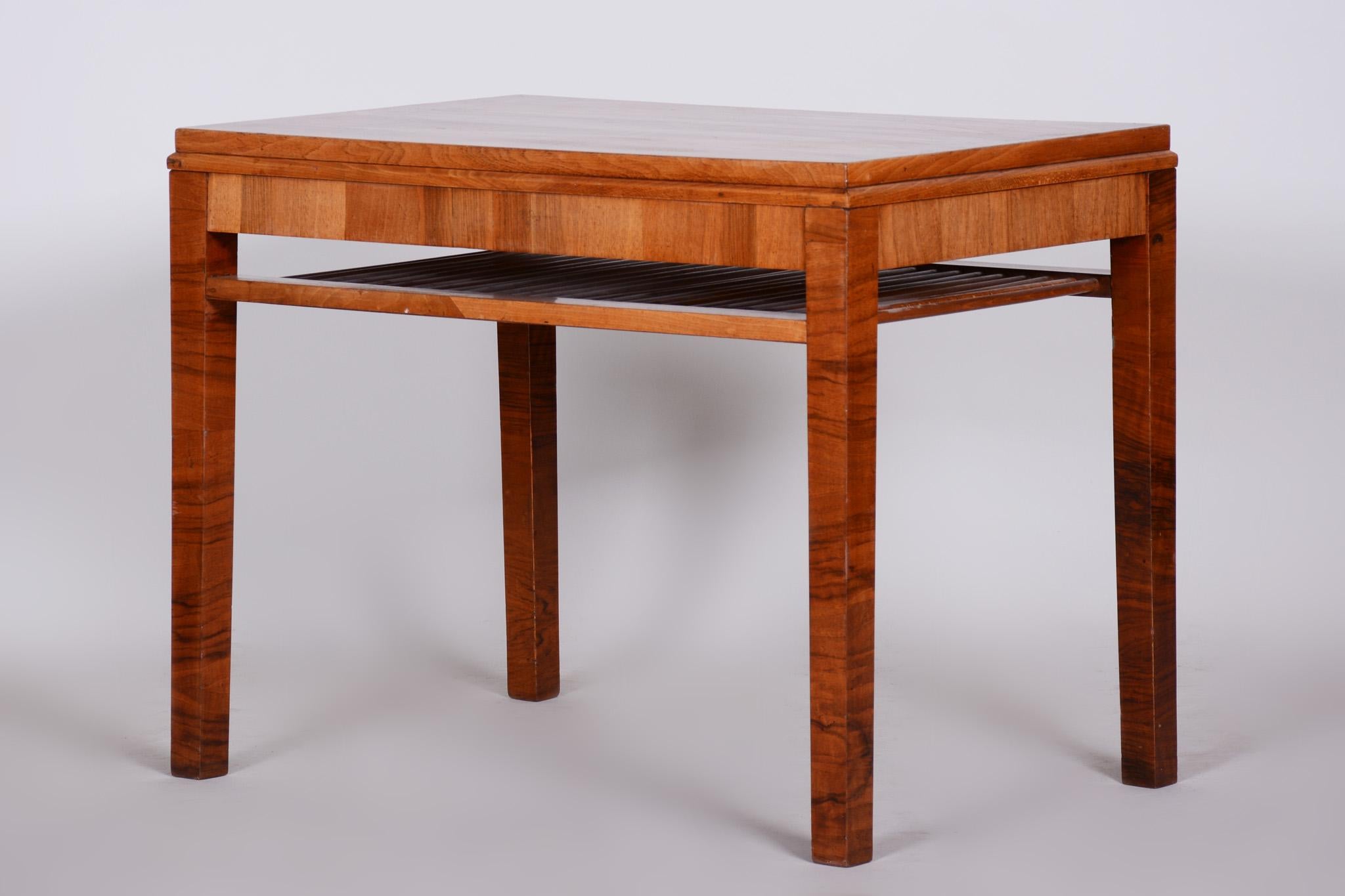 Completely Restored Unusual Brown Art Deco Walnut Coffee Table, Czechia, 1930s In Good Condition For Sale In Horomerice, CZ