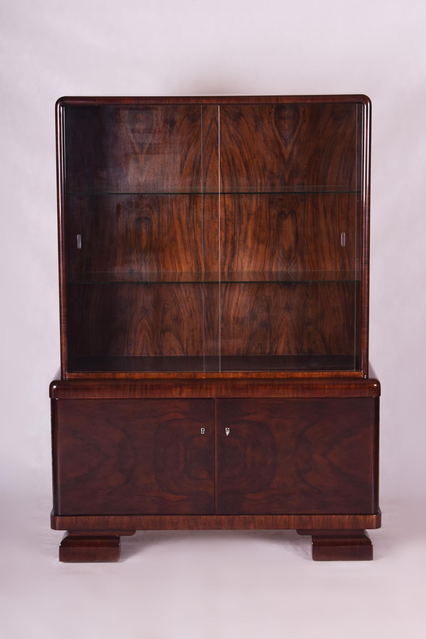 20th century Art Deco display cabinet (Showcase)
Completely restored
Material: Walnut
Source: Czechia
Period: 1930-1939.





 