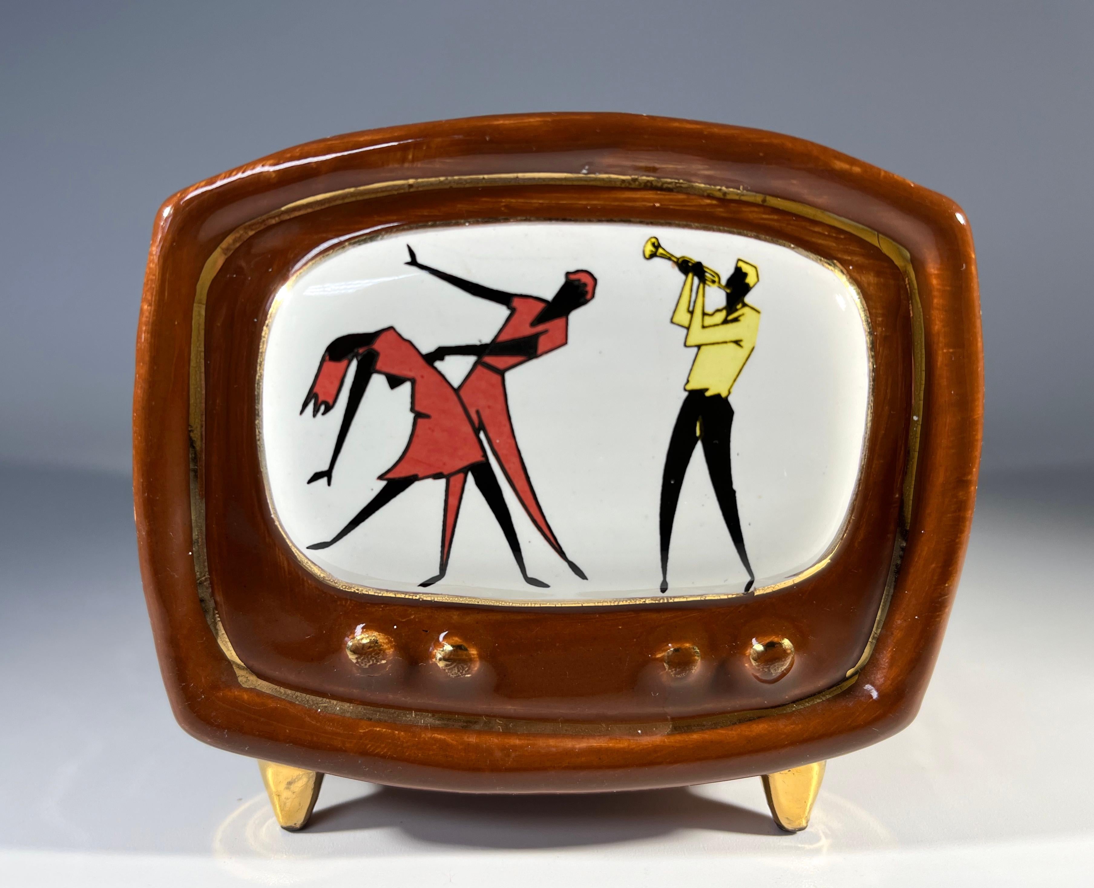 From another era, retro ashtray shaped as a television
On screen are two animated dancers accompanied by a jazz musician
Likely created for Raymor, who specialised in mid-century decorative arts 
A superbly retro piece
Circa 1960's
Signed Italy with