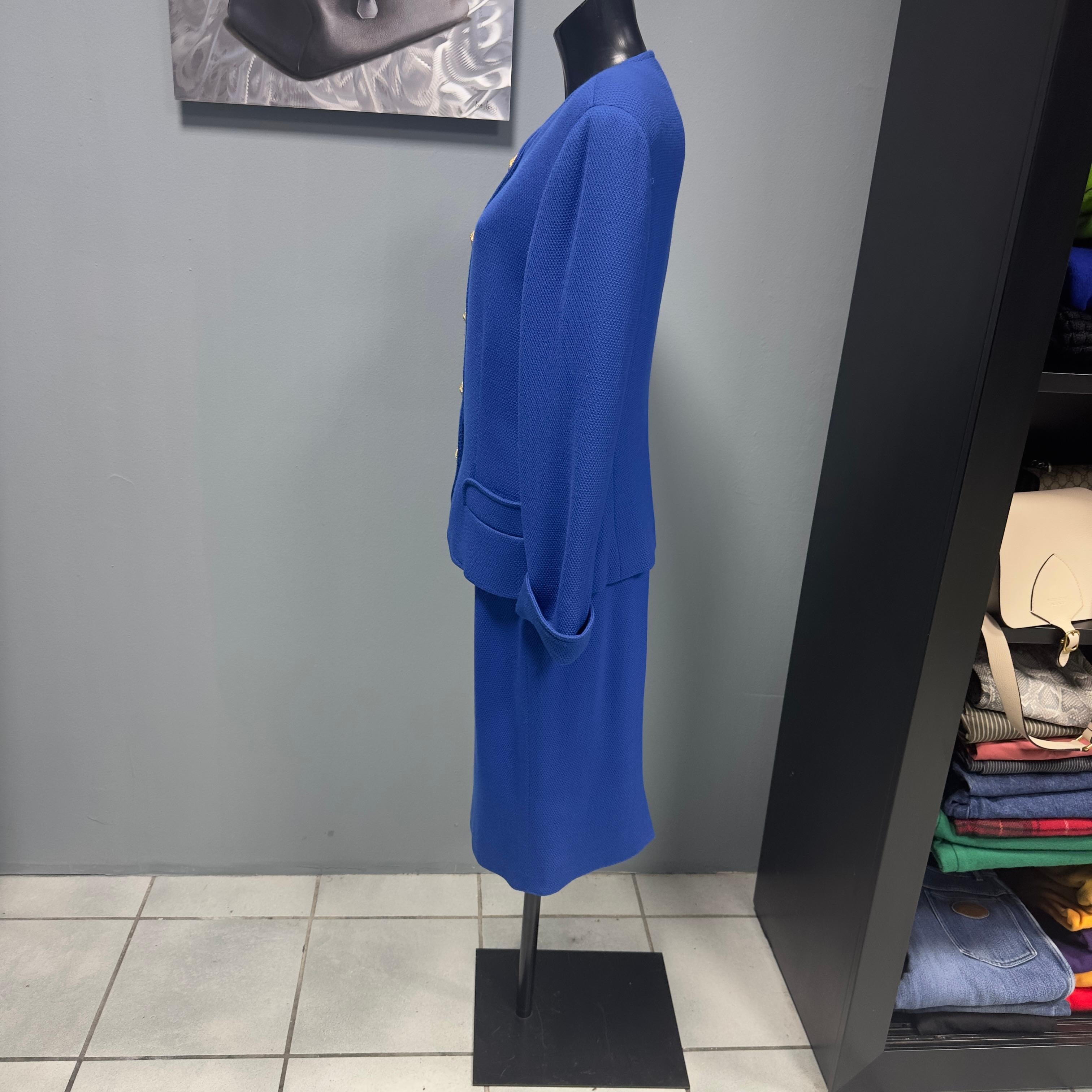 Genny 80s blue suit with large gold buttons 
Composed of jacket and skirt in m excellent condition, the jacket has its small stains as in photo removable by washing it
Wool composition, size 46 small
Measures:
Jacket : shoulders 46cm
Sleeve