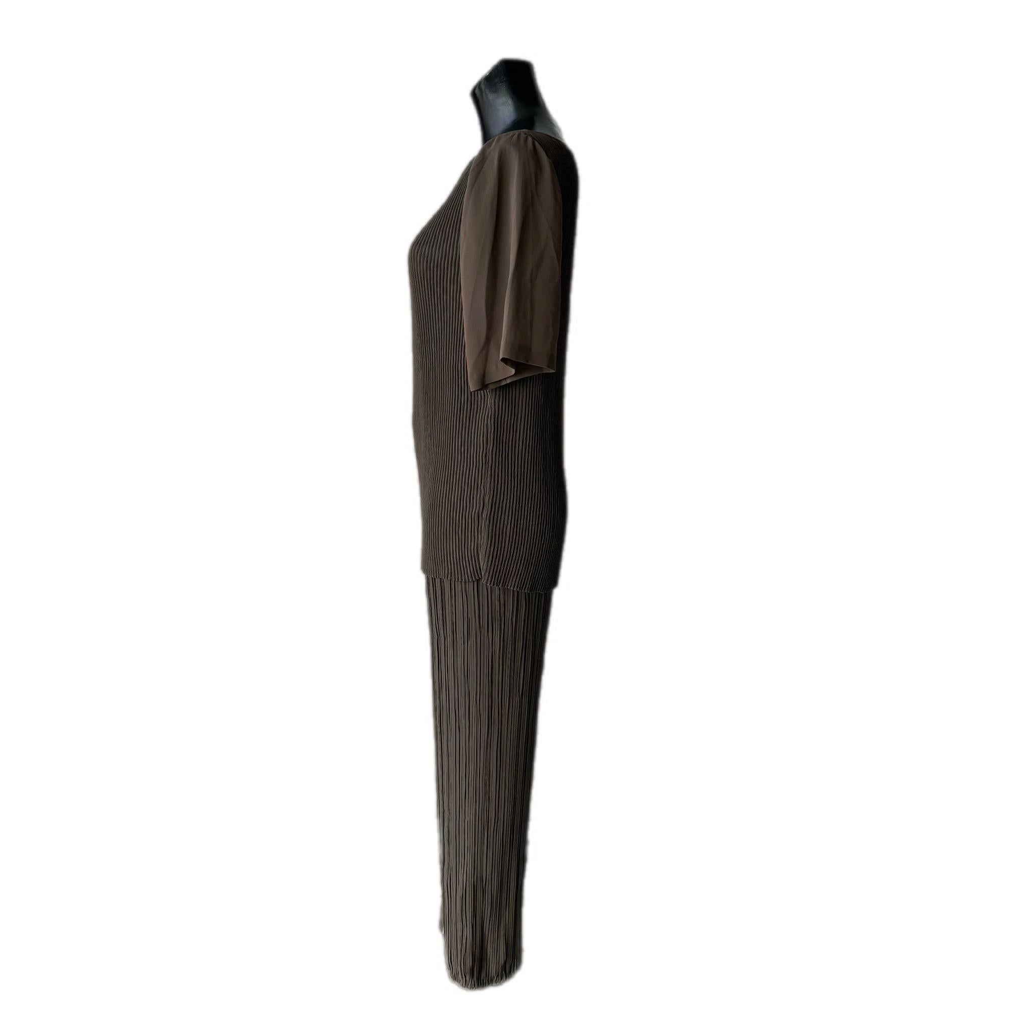 80s Genny outfit consisting of soft tunic and pants
The fabric is gusseted and the pant has an elastic waistband to fit better 
The size is 42 Italian, wide and light is a suit to wear every day to be comfortable and elegant
Measures:
Knit -