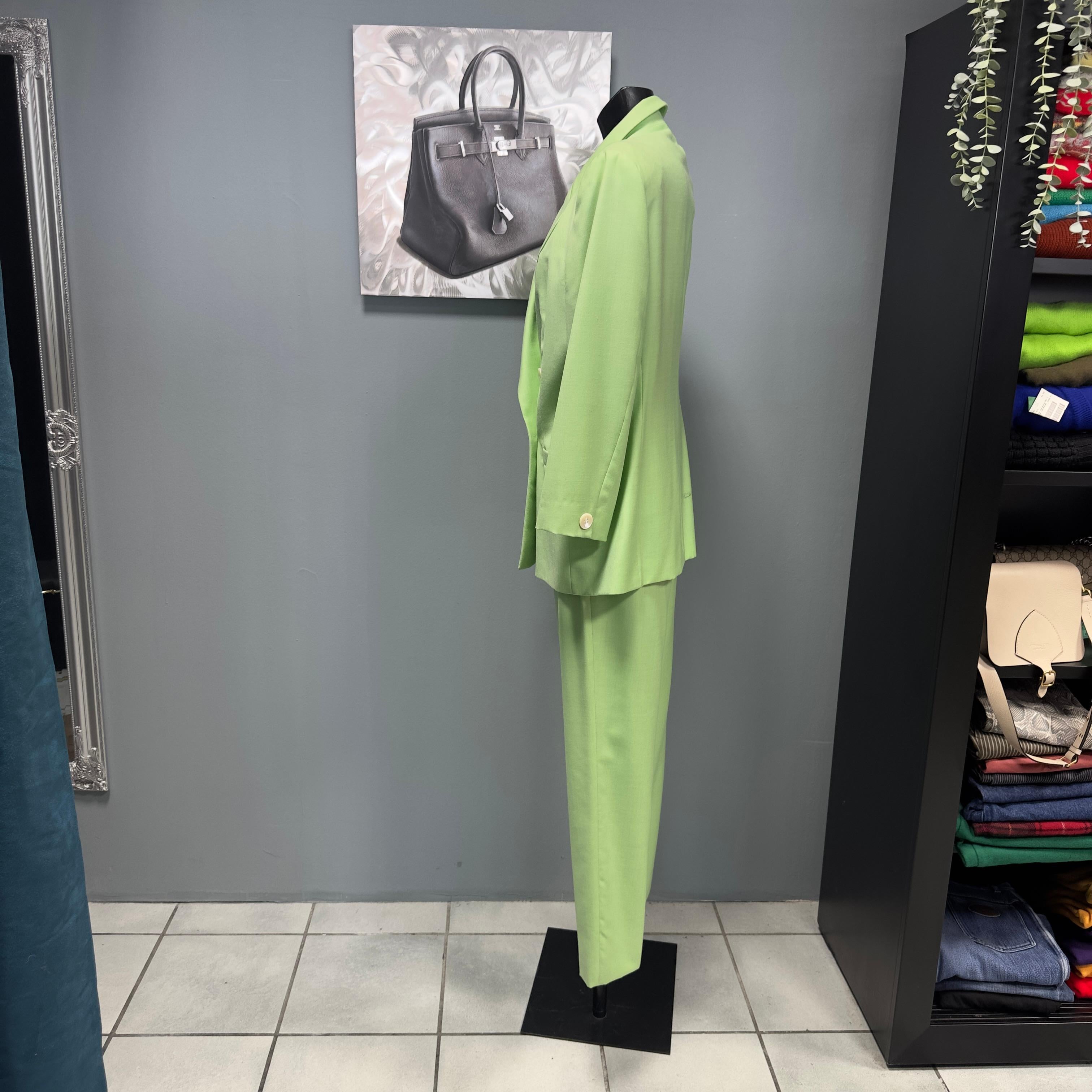 Genny 1980s outfit consisting of jacket and pants
The double-breasted jacket with two breast pockets is fully lined
This suit is ideal for all occasions and its gorgeous color makes the outfit super fashionable
Loose fit, also fits smaller sizes,