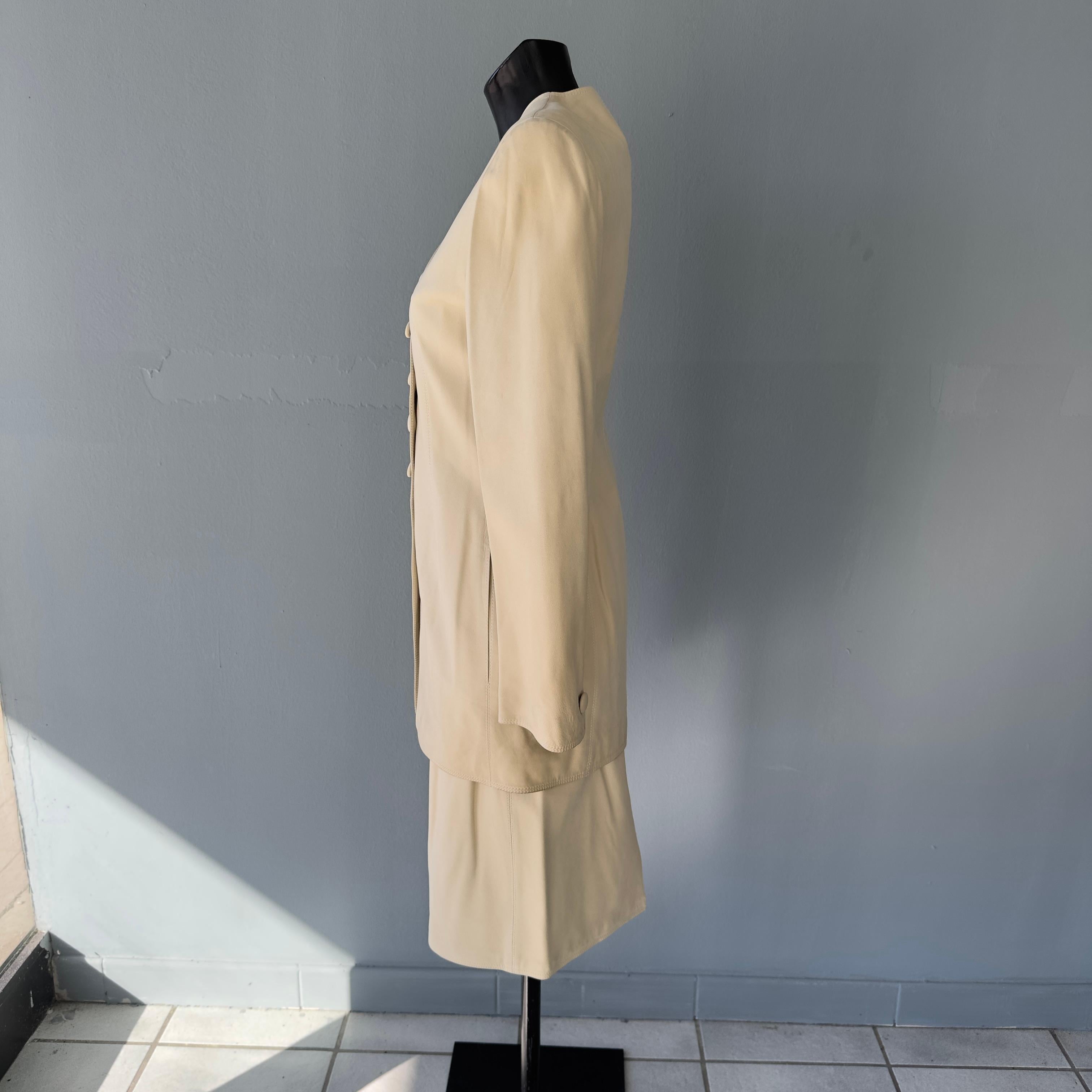 Emanuel Ungaro Paris cream leather jacket and skirt ensemble.
Still cardboarded, being clear is a bit to clean up because dusty but stock. The article has' never been used 
Measurements 
Jacket: shoulders 44cm
Sleeve 61cm
Petto 47cm
Waist