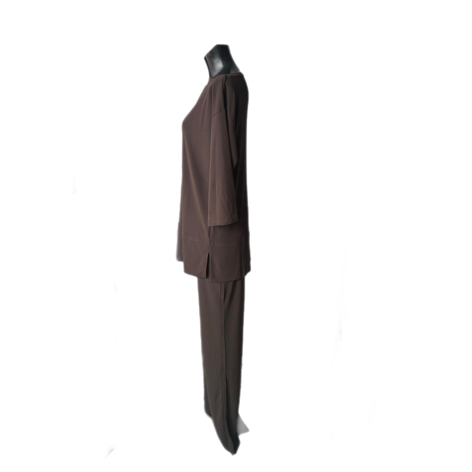 Costume brun Max Mara avec tunique et pantalon souples.
Etat neuf
Pull à col bateau
Pantalon avec ceinture élastique
Taille 44
Mesures :
Maille - longueur 73,5 cm 
Poitrine 57 cm
manche 52 cm
Pantalon - Longueur 105cm
Taille 38cm
Cheval 33cm