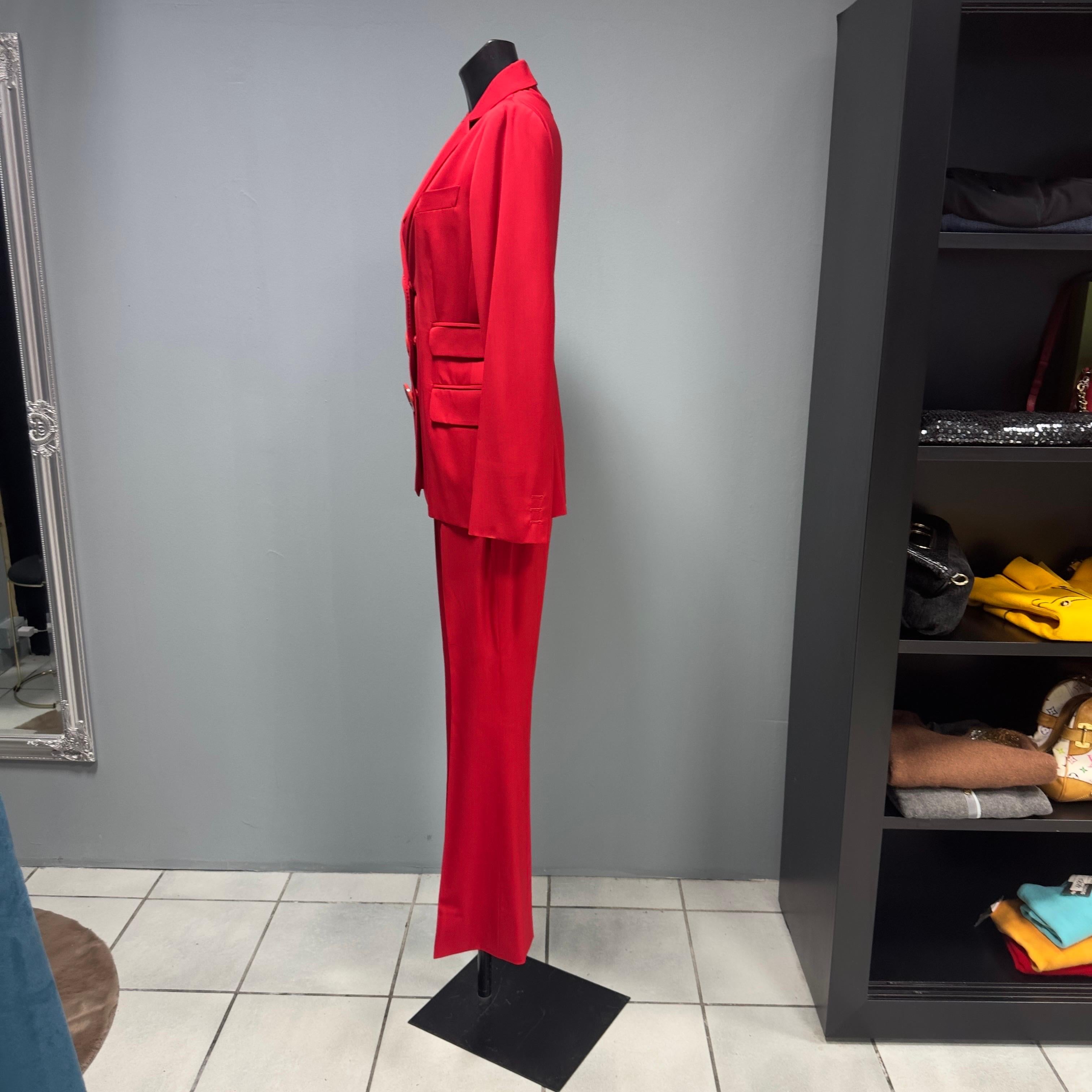 Completo giacca e pantalone Moschino Cheap and Chic vintage anni 90 collezione maxi bottone .
Particolare Linea, die mit ihren Maxiböden den ikonischen Tailleur zu einer Modeikone macht.
Particolare impuntura sulla parte destra del colletto e tasche
