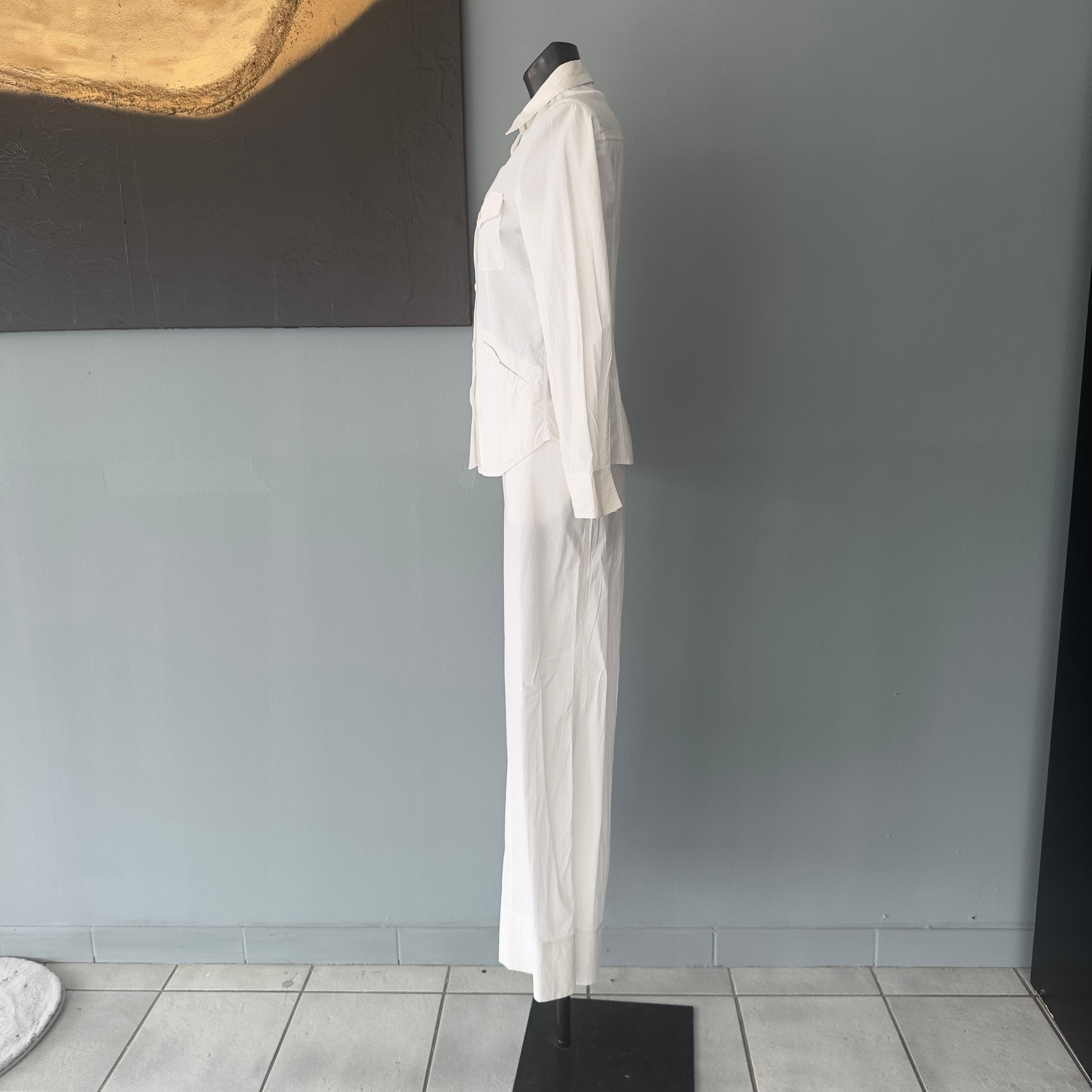 Completo estivo Moschino Cheap and chic bianco in cotone
Camicia con chiusura bottoni e taschini frontali
Ampio pantalone a gamba larga
E’ stata rimossa etichetta di tagli e composizione
Misure
Camicia : spalle 42cm
Manica 62cm
Petto 50cm
Lunghezza