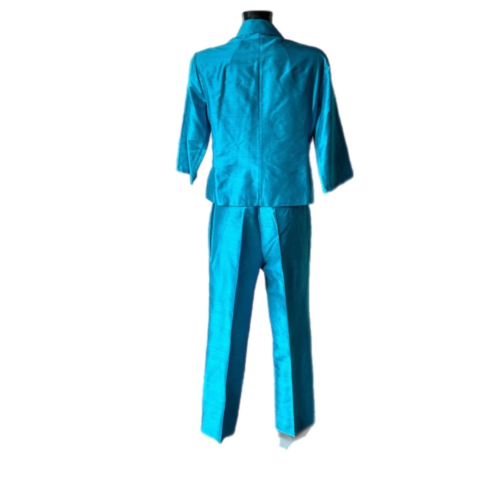 Conjunto vintage compuesto por camisa y pantalón 
Como nuevo, 100% seda
El artículo es de época y muy valioso por su composición
Manga 3/4, corte clásico
Medidas:
Chaqueta - Hombros 44cm
Pecho 53 cm
Manga 42 cm
Largo 59 cm
Pantalones - Cintura 39