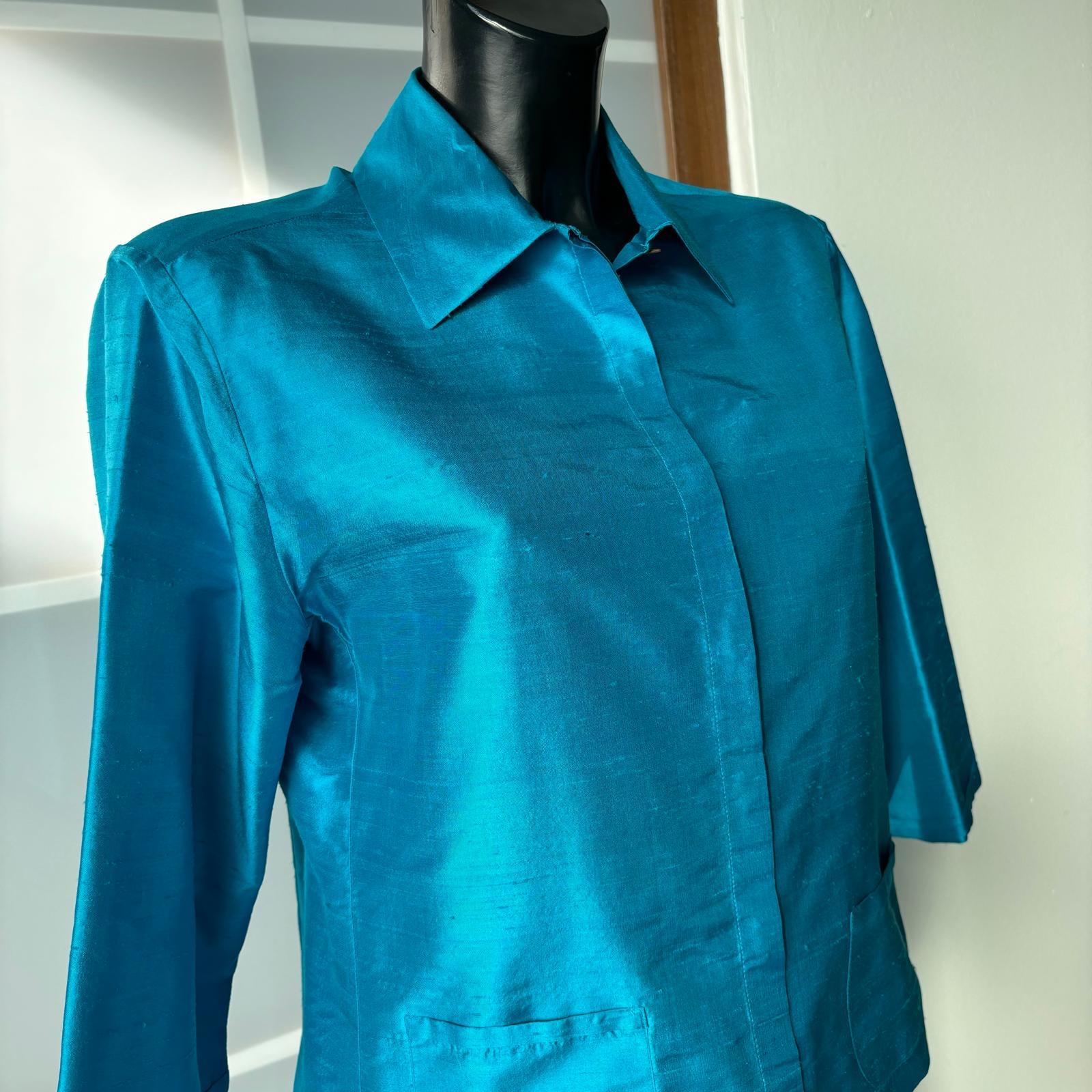 Traje de seda vintage de los años 90 en excelente estado Blue en venta