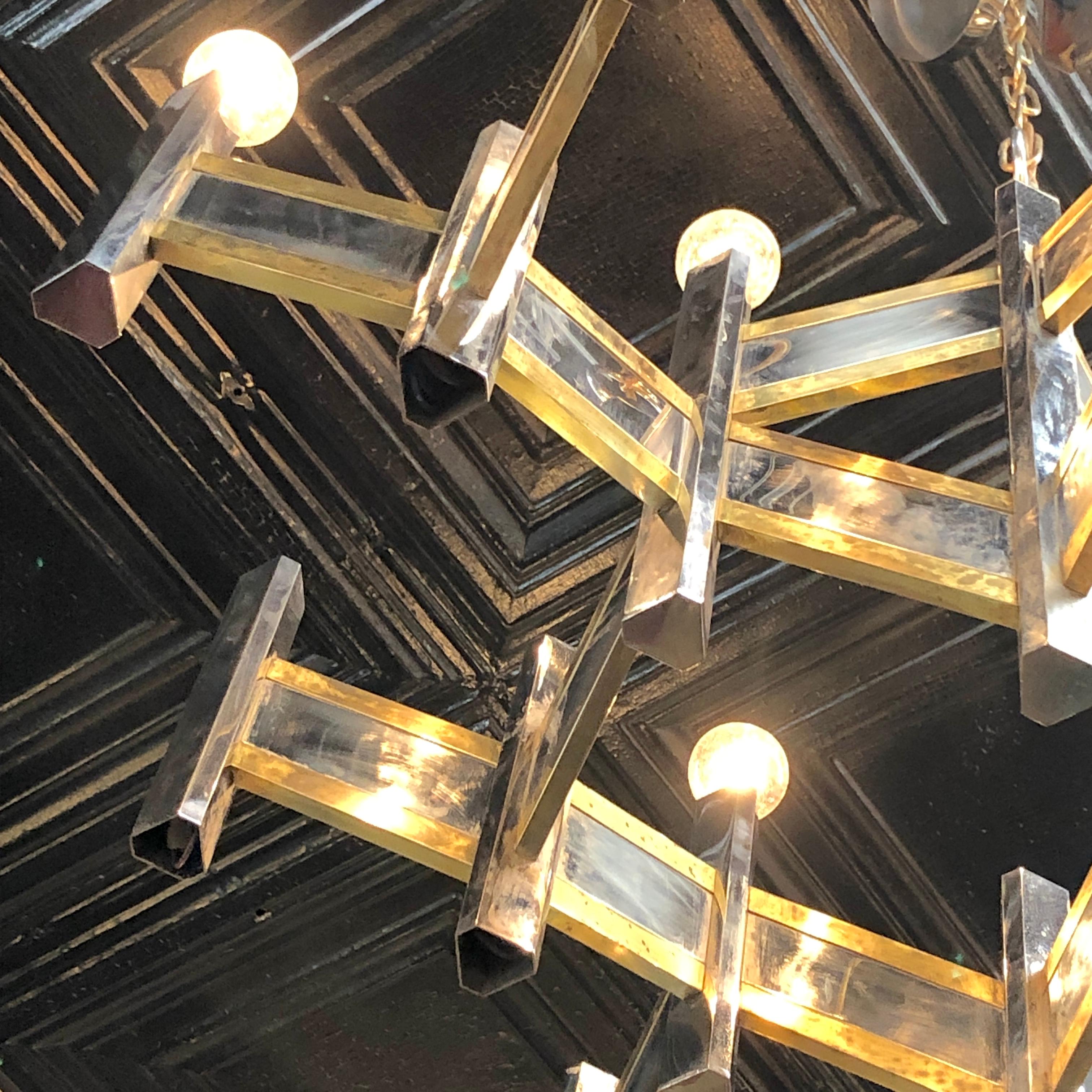 20ième siècle Lustre complexe en métal avec garniture en laiton en vente