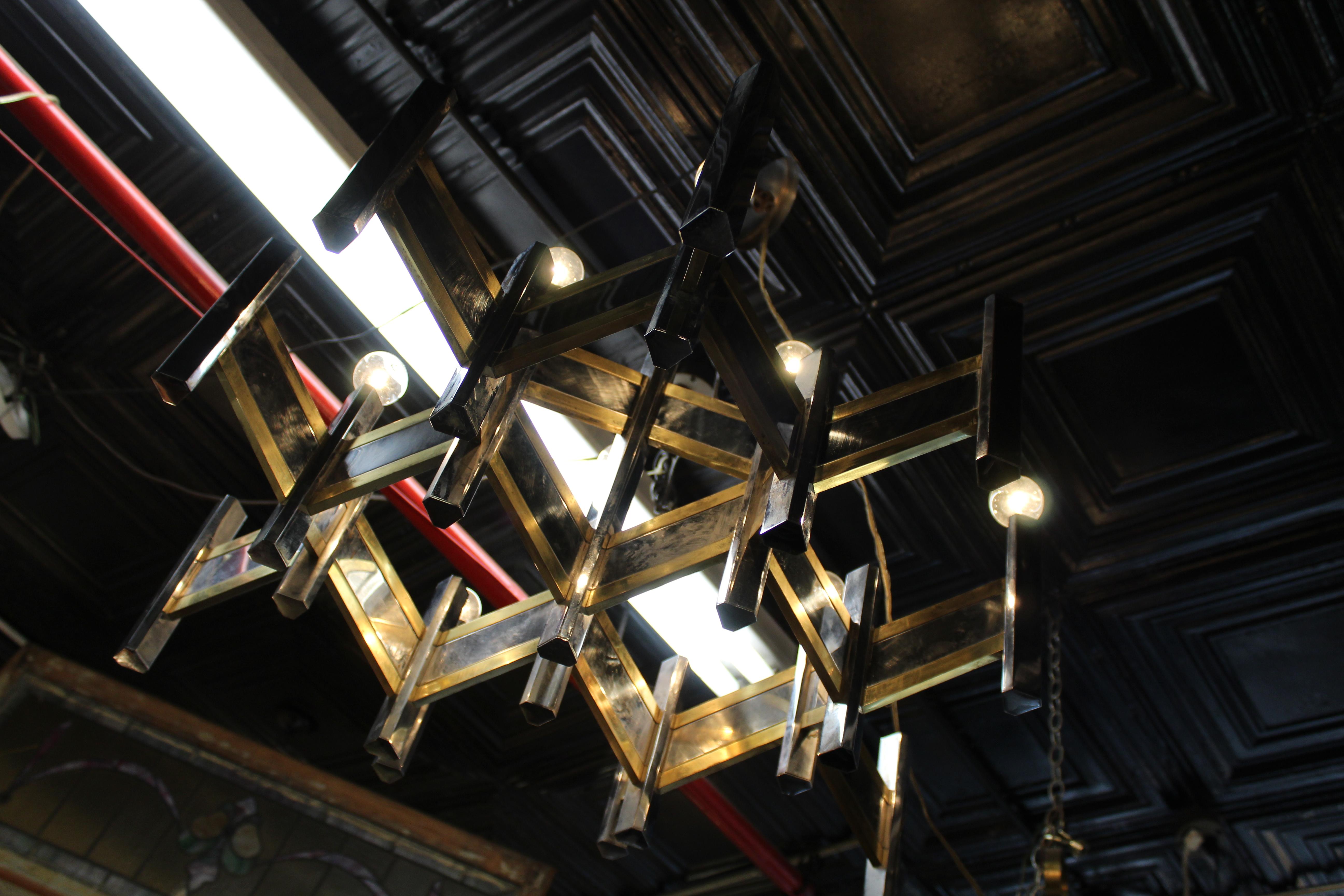 XX secolo Lampadario in metallo complesso con finiture in ottone in vendita