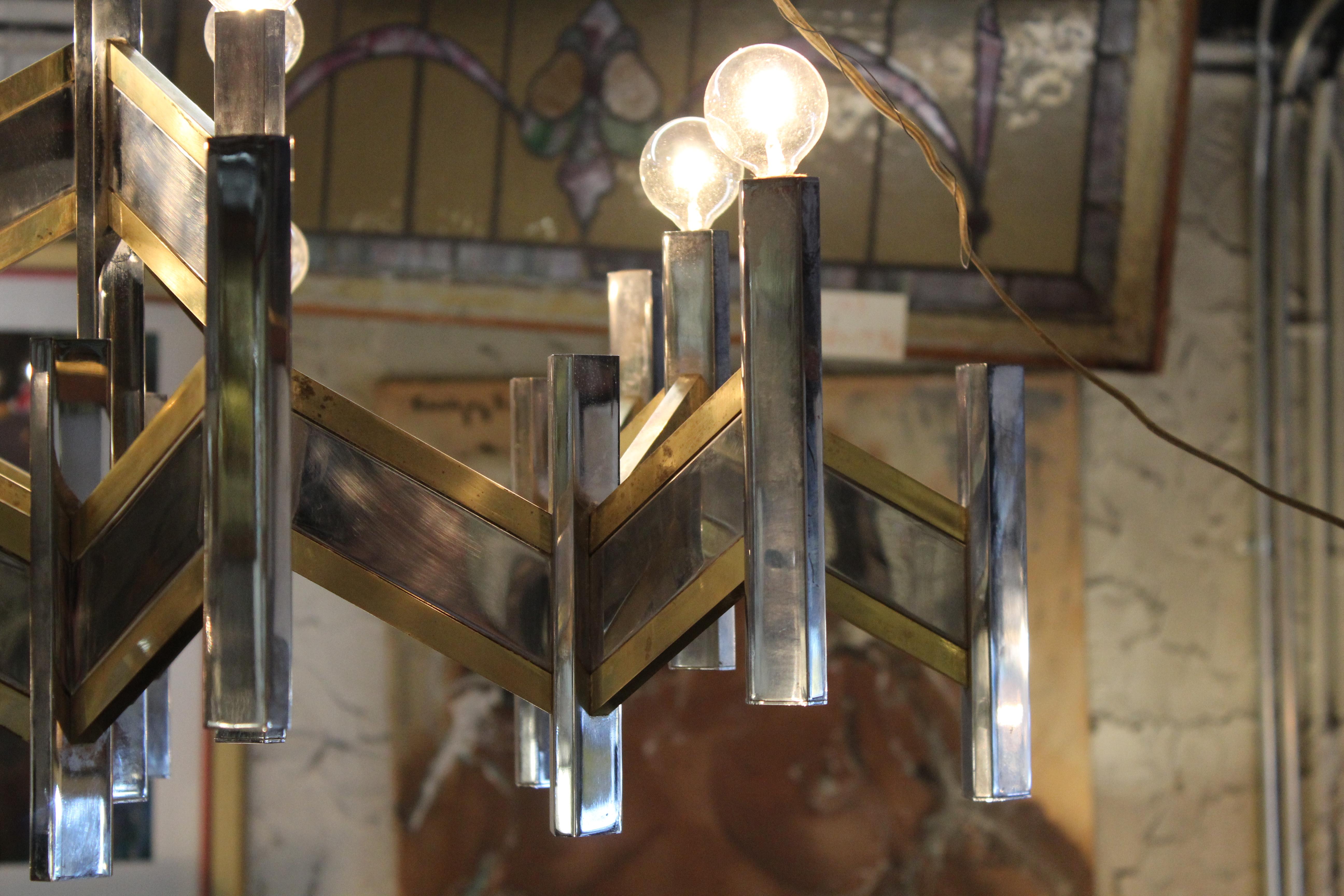 Lampadario in metallo complesso con finiture in ottone in vendita 1