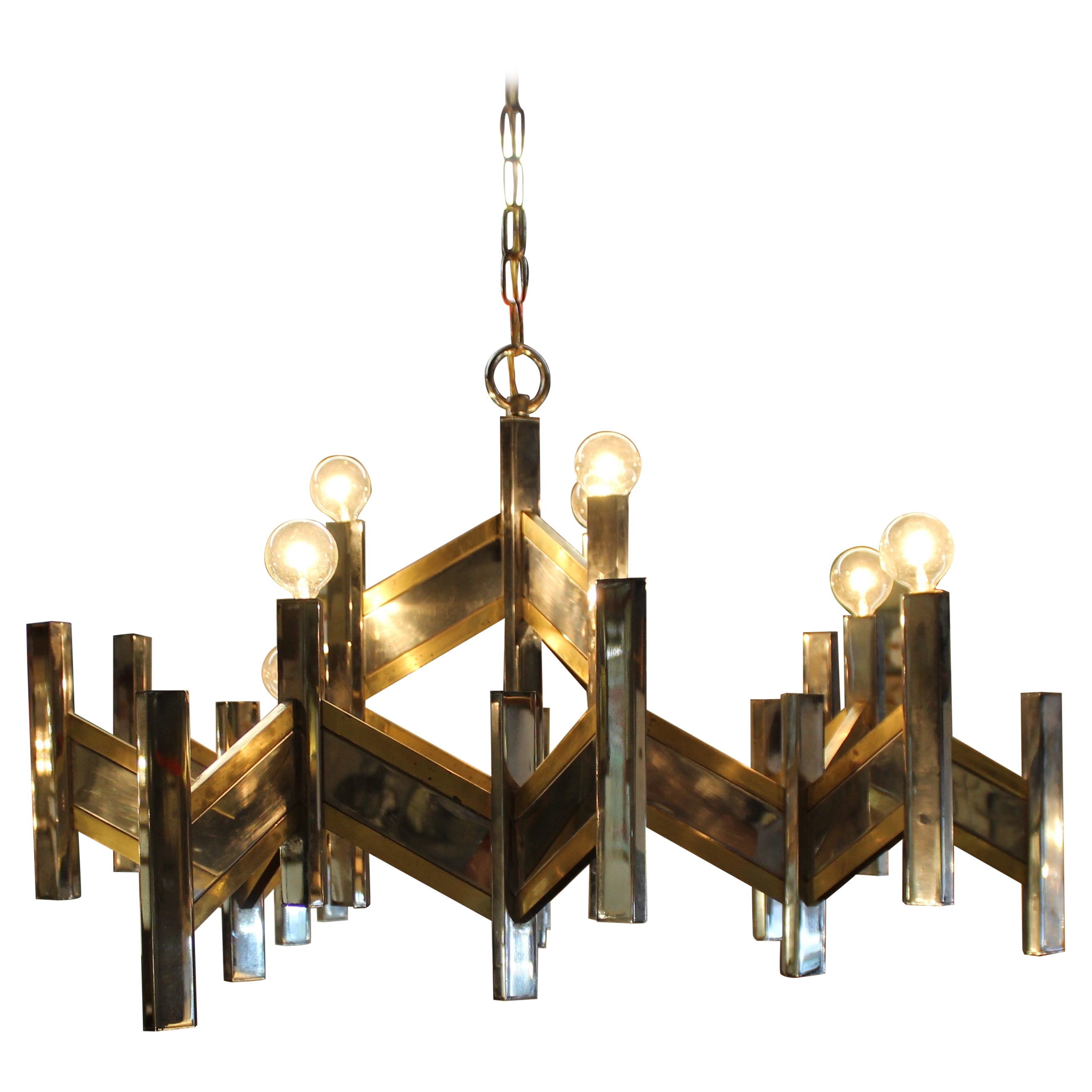 Lampadario in metallo complesso con finiture in ottone in vendita