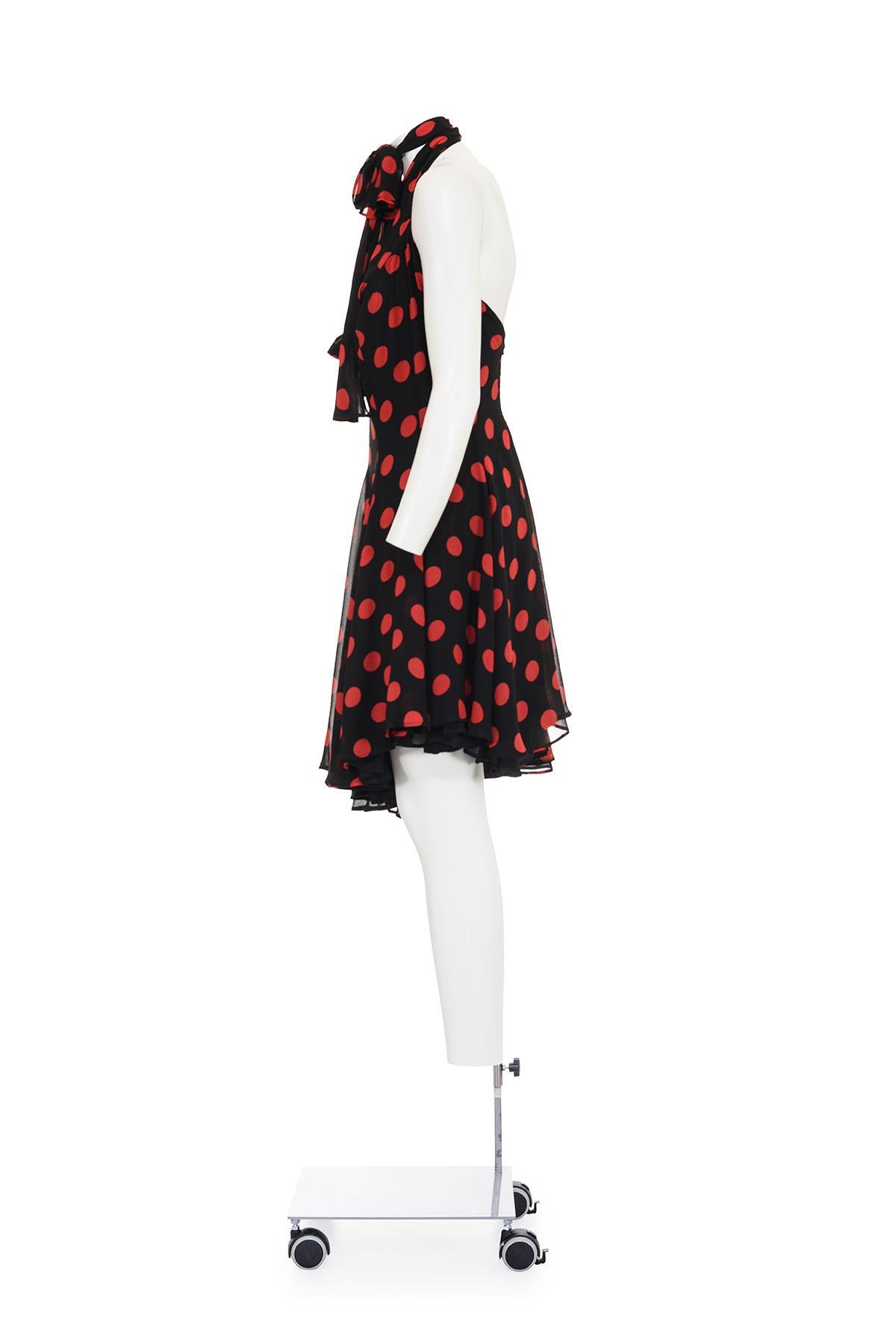 Primavera Verano 1992 raro vestido con escote halter y corte al bies punteado de Complice by Dolce & Gabbana.
Pañuelo largo en el cuello.
Dobladillo asimétrico.
Cierre de cremallera en la espalda.
La composición es 100% viscosa.
