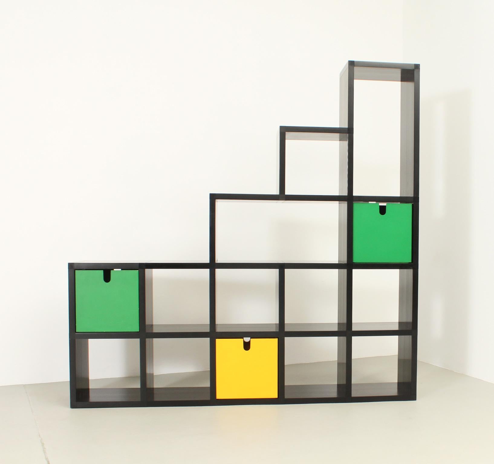 Componibile shelf model 4760-4765 designed in 1975 by Giulio Polvara for Kartell. Include three storage cubes model 4770 designed by Centrokappa in 1975. Plastic elements that can be joined together.