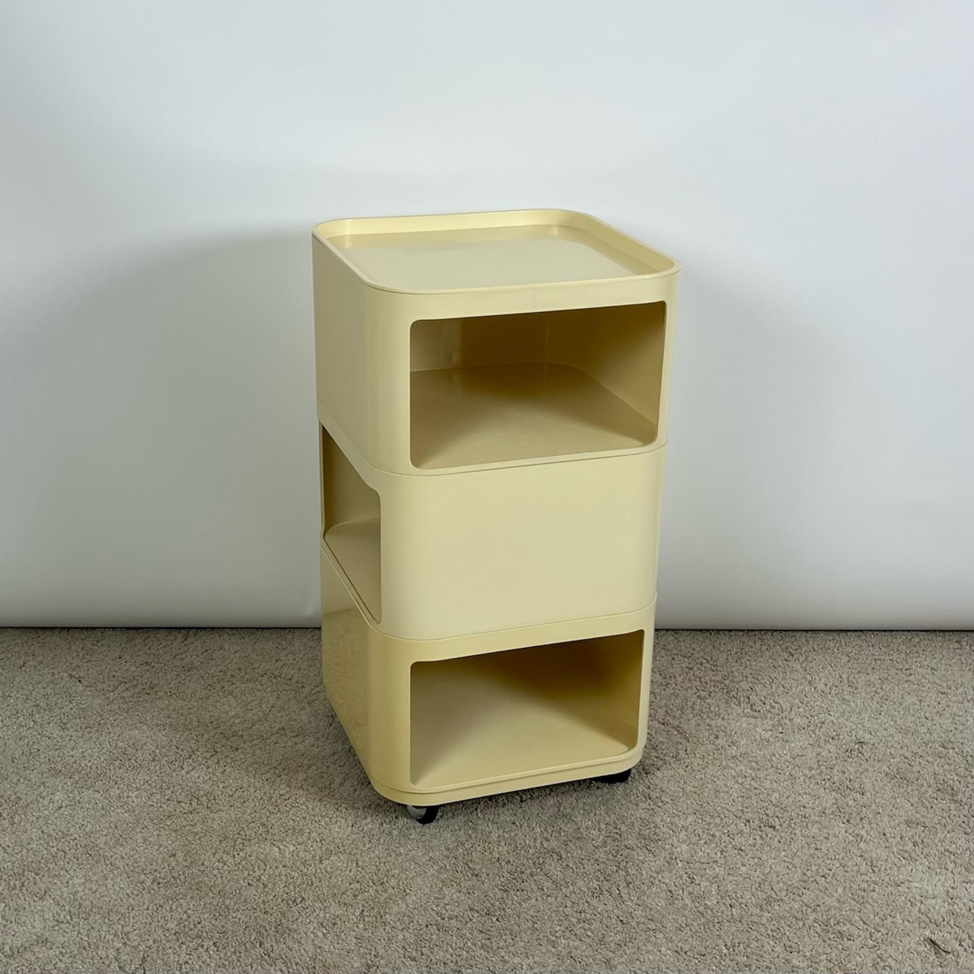 Beautiful square-based storage cabinet column on wheels designed by Anna Castelli Ferrieri and manufactured by Kartell in the 60s. 

This cabinet column is composed of three open boxes, one of which is on wheels.

The sleek design with the curved