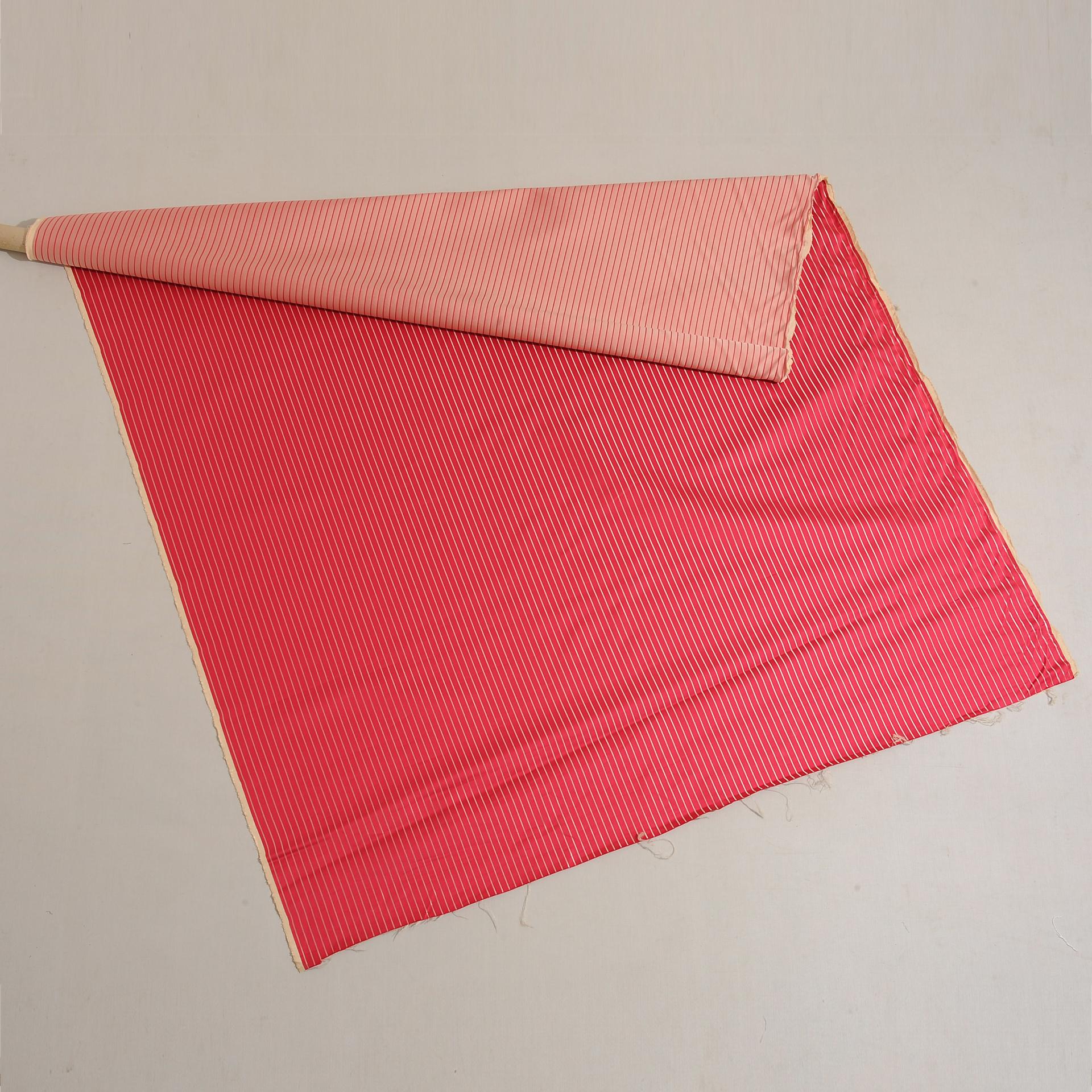 Composé de trois tissus textiles : EN OFFRE en vente 4