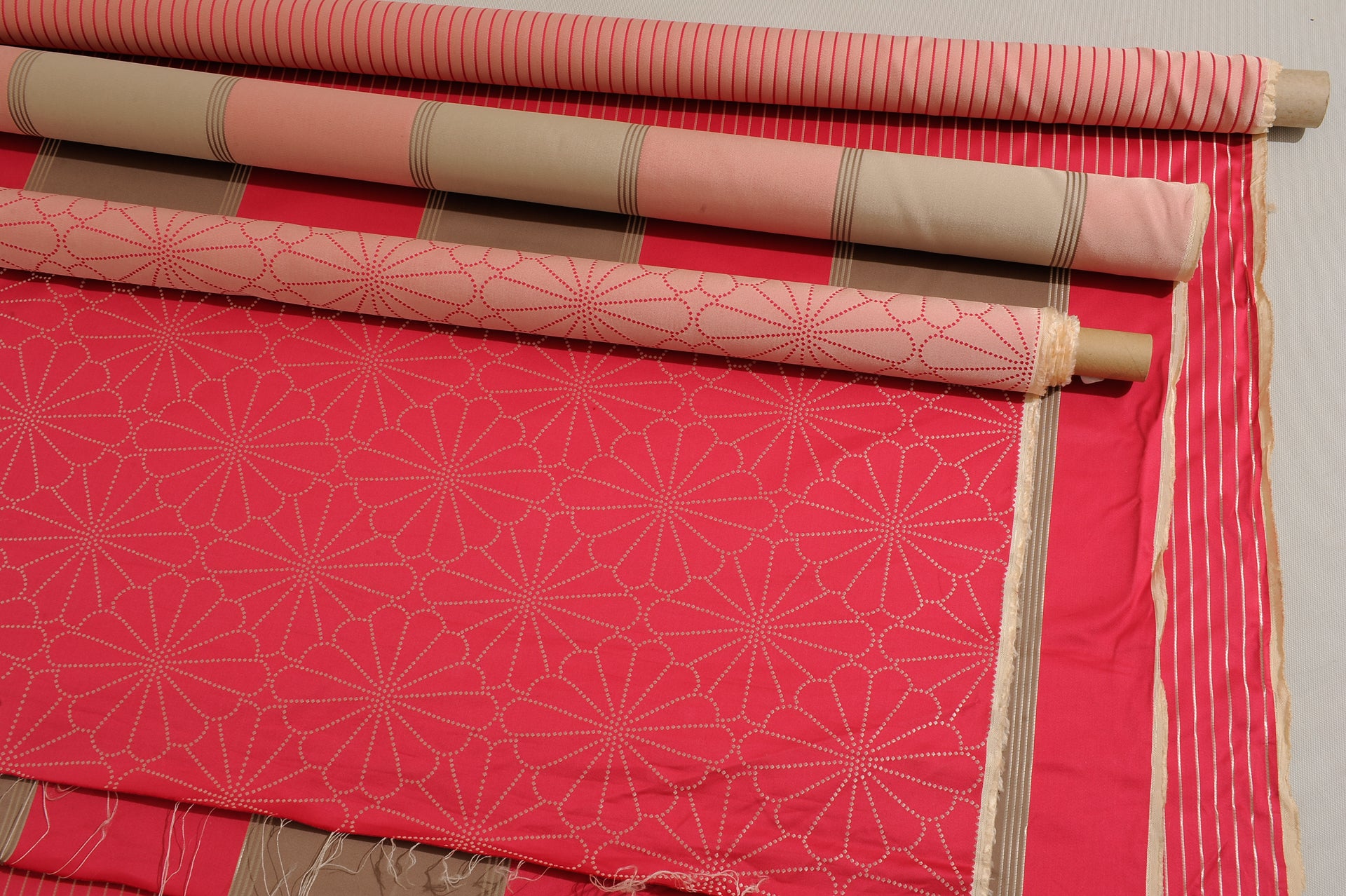 Composé of three fuchsia pink fabrics in three different designes by the famous ROMO - this model is MIMI'.
Each roll is 3 meters. The price is interesting for closing activities.
I ACCEPT OFFER.