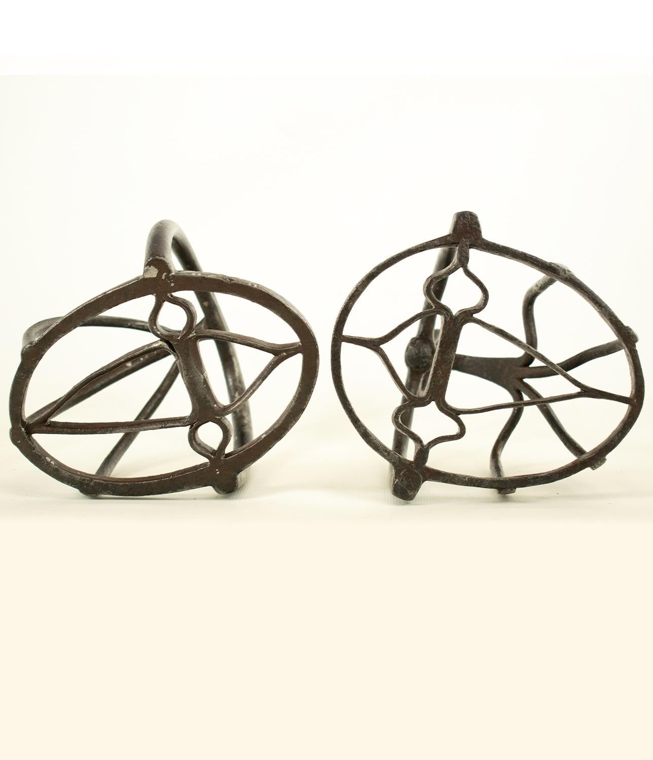 Composed pair of original mid 17th/early 18th century Cavalry basket Stirrups In Good Condition For Sale In TEYJAT, FR