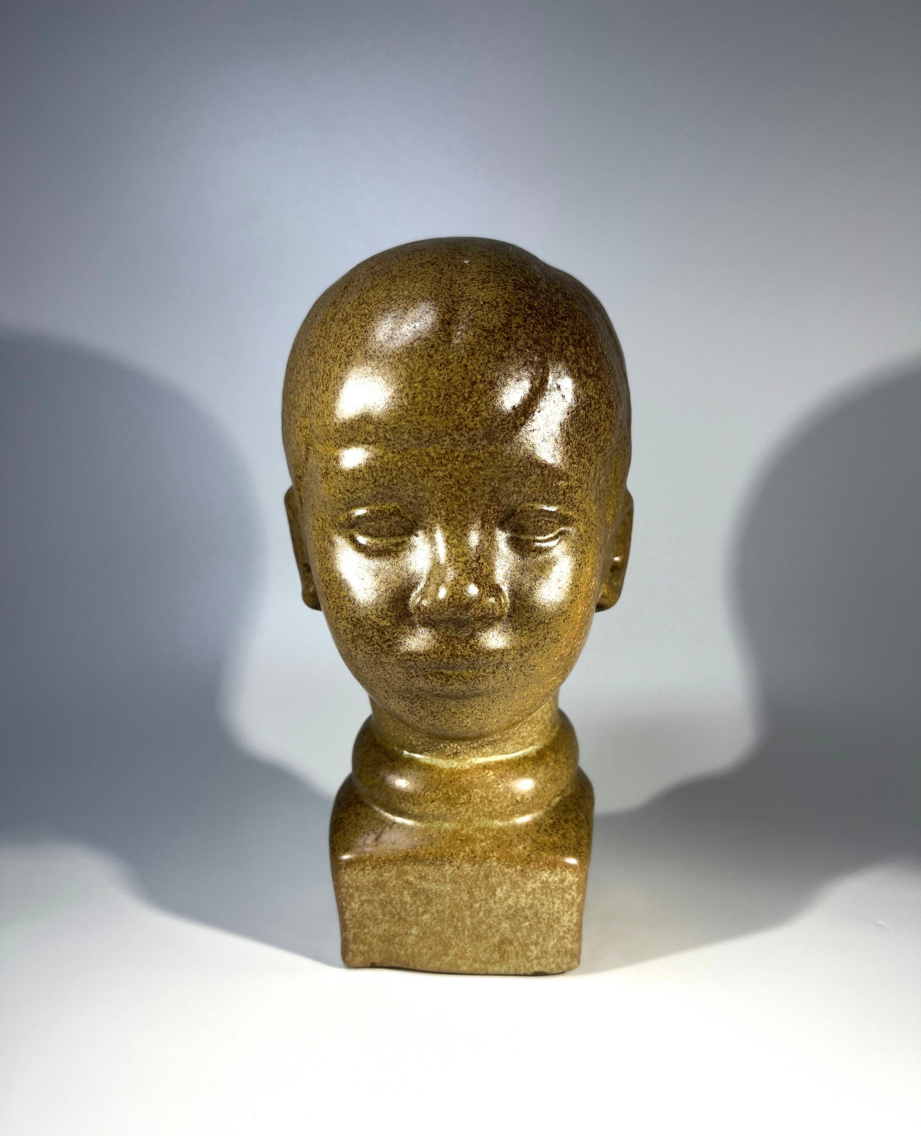 Charmante sculpture en céramique d'un jeune garçon posé, réalisée par l'artiste Jakob E.
Peu de choses sont connues sur cette pièce, peut-être européenne 
Glaçure marbrée brun moyen sur toute la surface
Signé Jakob E au dos de la base
Vers le milieu