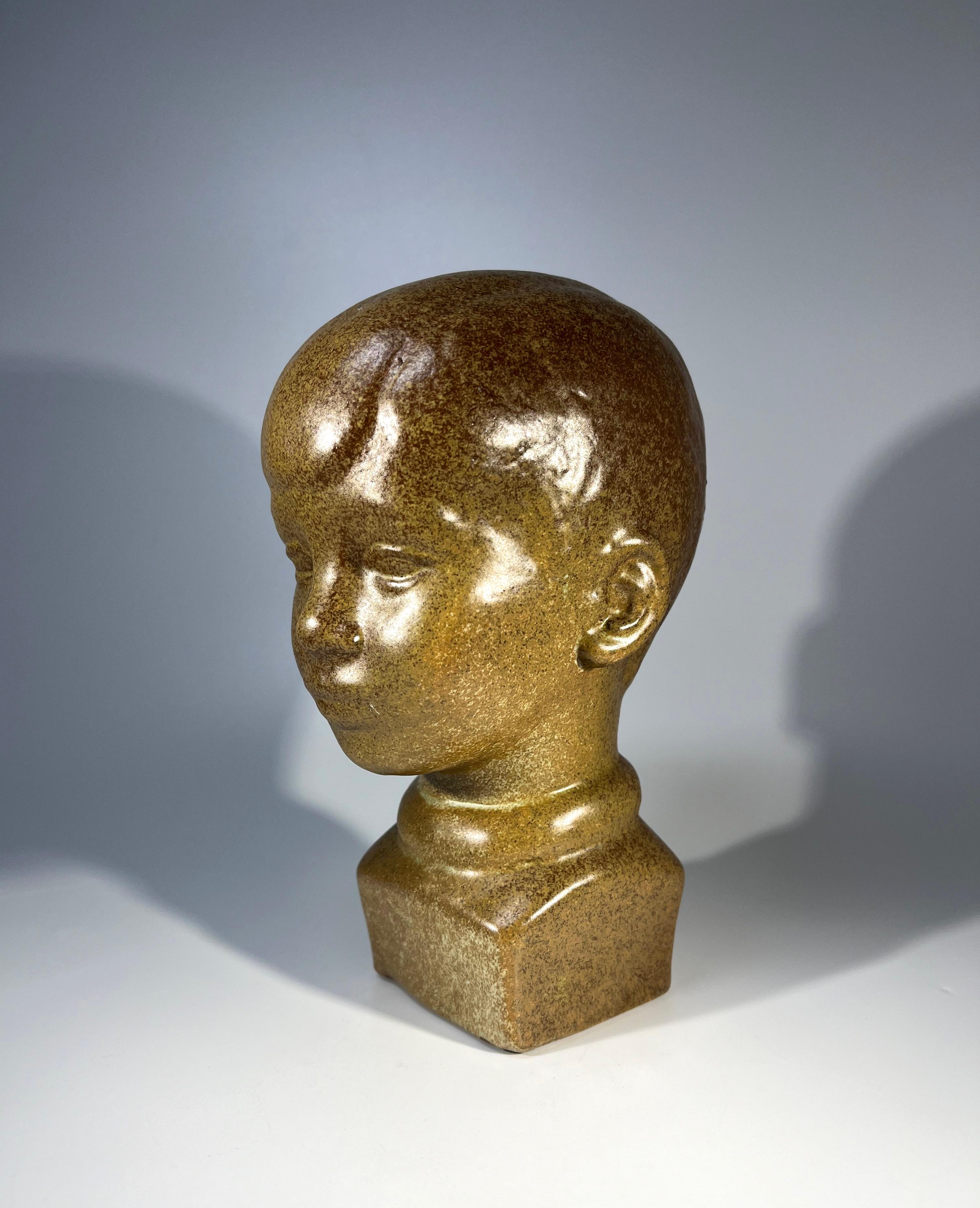 Mid-Century Modern Jeune garçon en céramique composé par Jakob E., européen du milieu du siècle dernier en vente