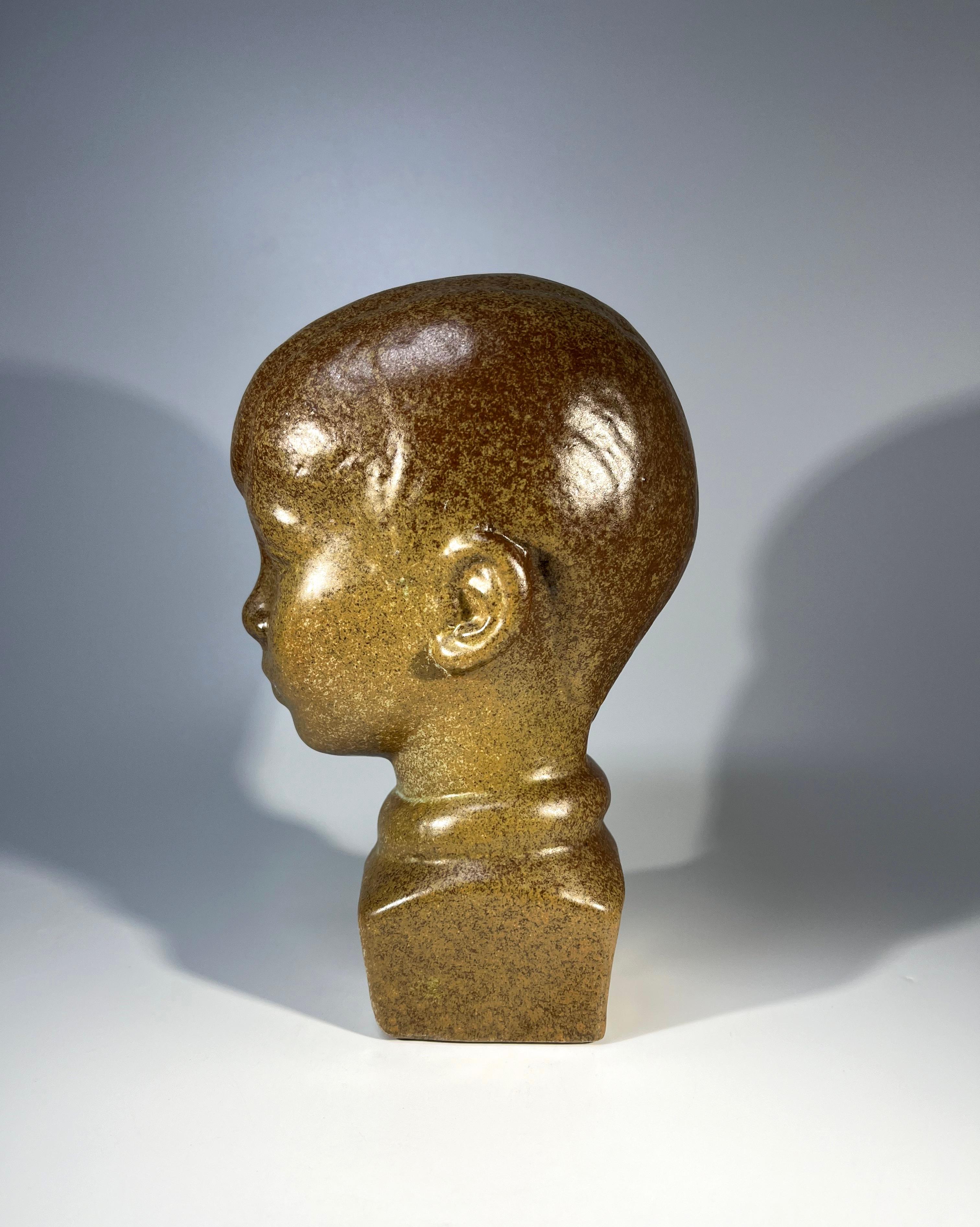 Européen Jeune garçon en céramique composé par Jakob E., européen du milieu du siècle dernier en vente