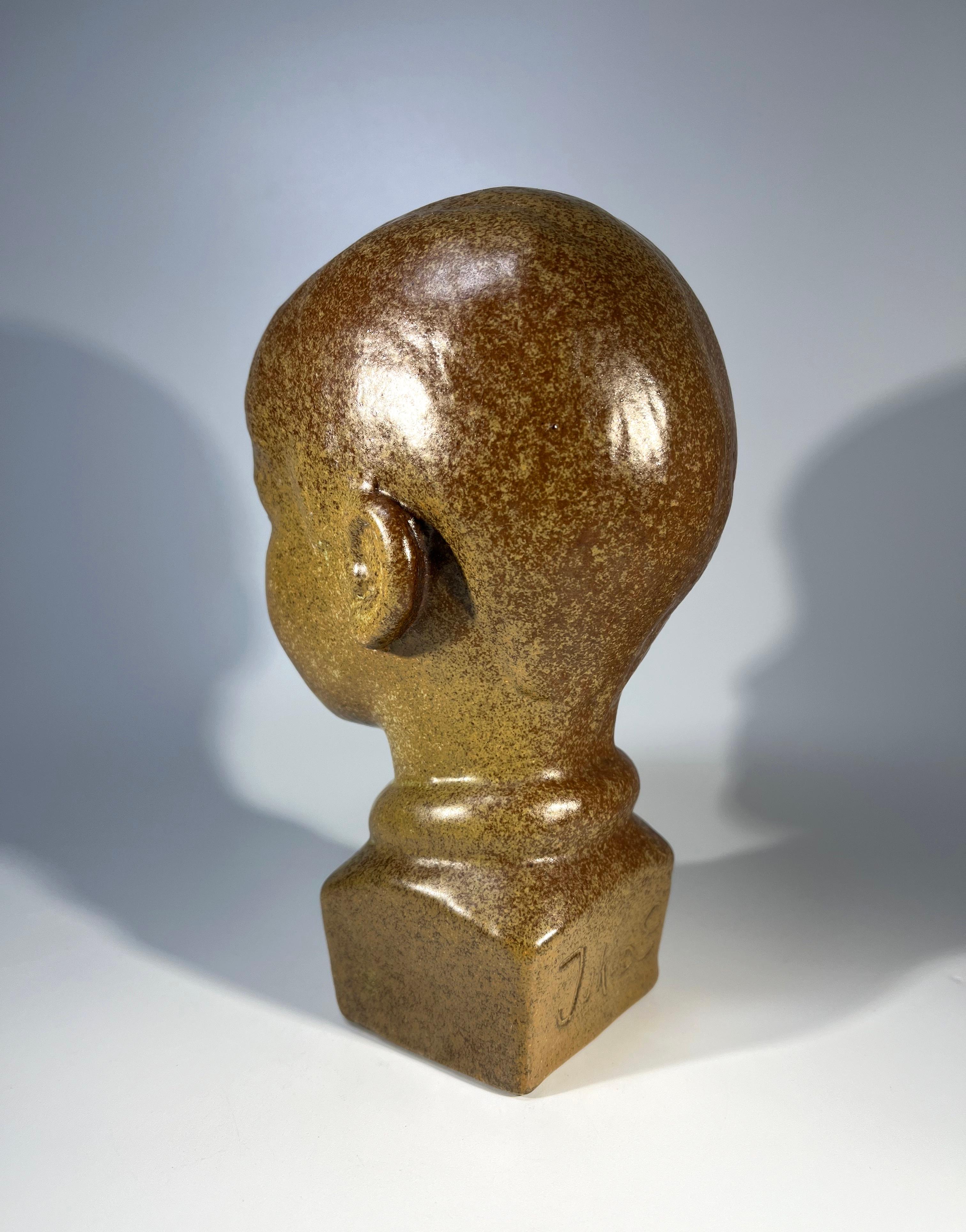Jeune garçon en céramique composé par Jakob E., européen du milieu du siècle dernier Excellent état - En vente à Rothley, Leicestershire