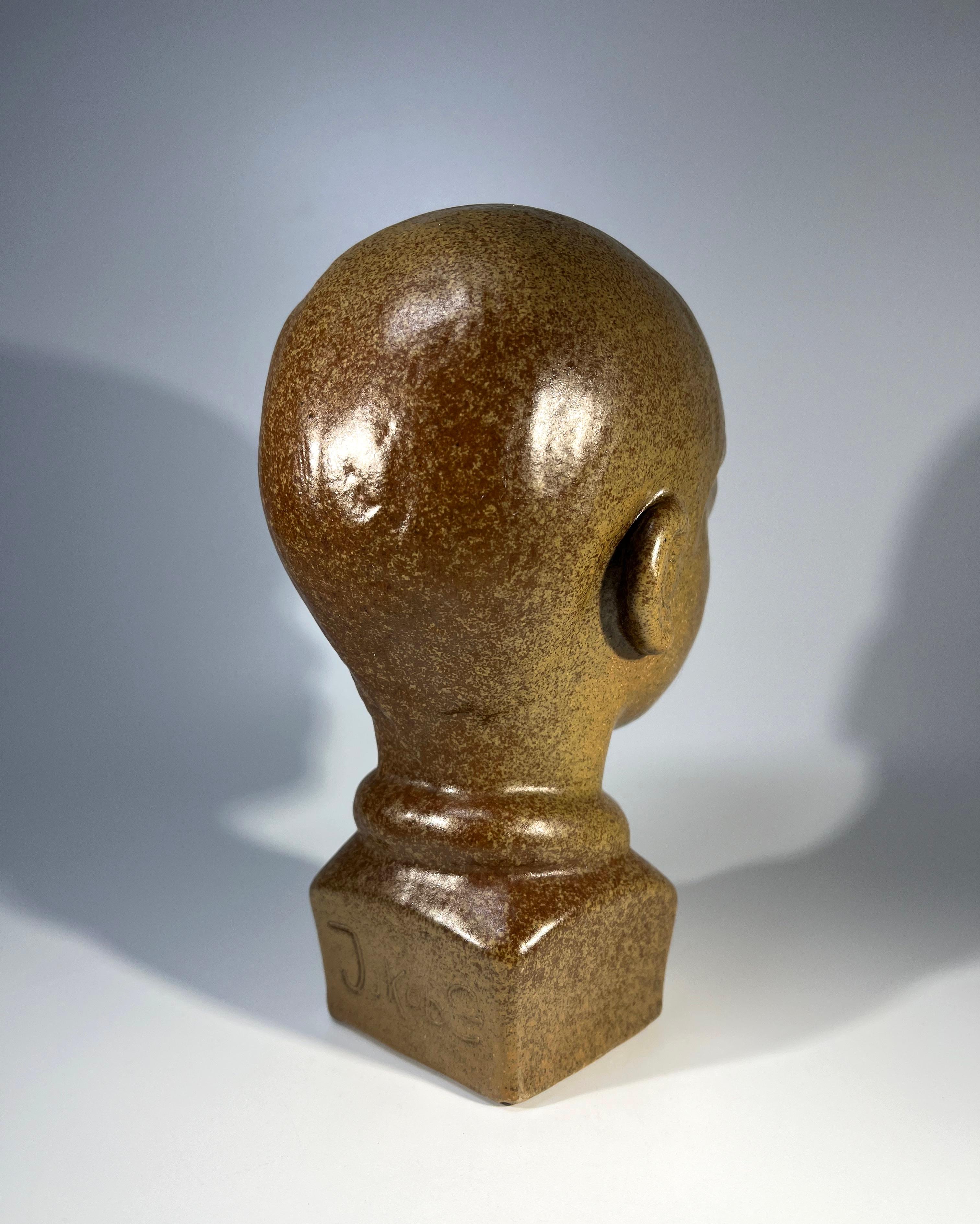 Céramique Jeune garçon en céramique composé par Jakob E., européen du milieu du siècle dernier en vente