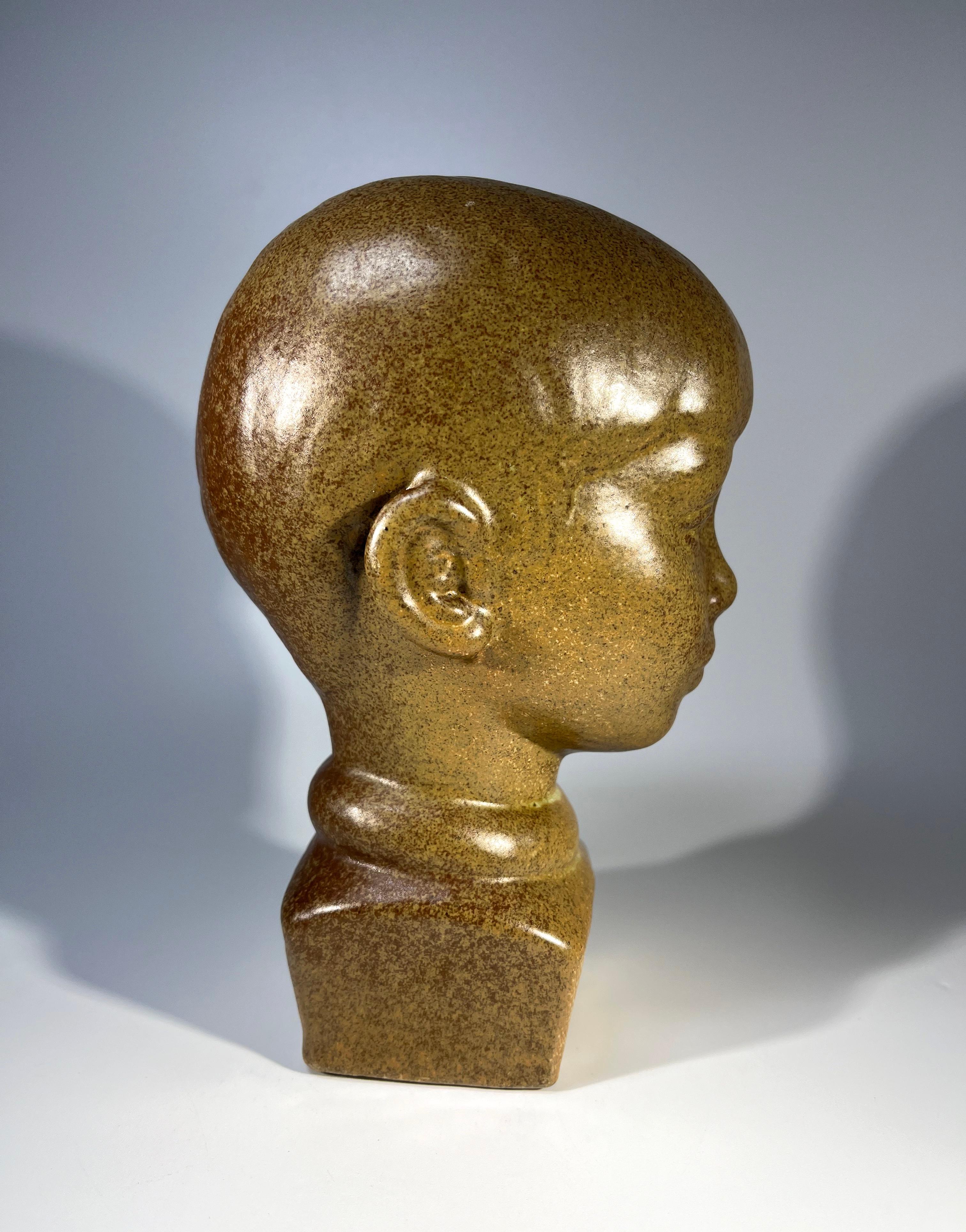 Jeune garçon en céramique composé par Jakob E., européen du milieu du siècle dernier en vente 1