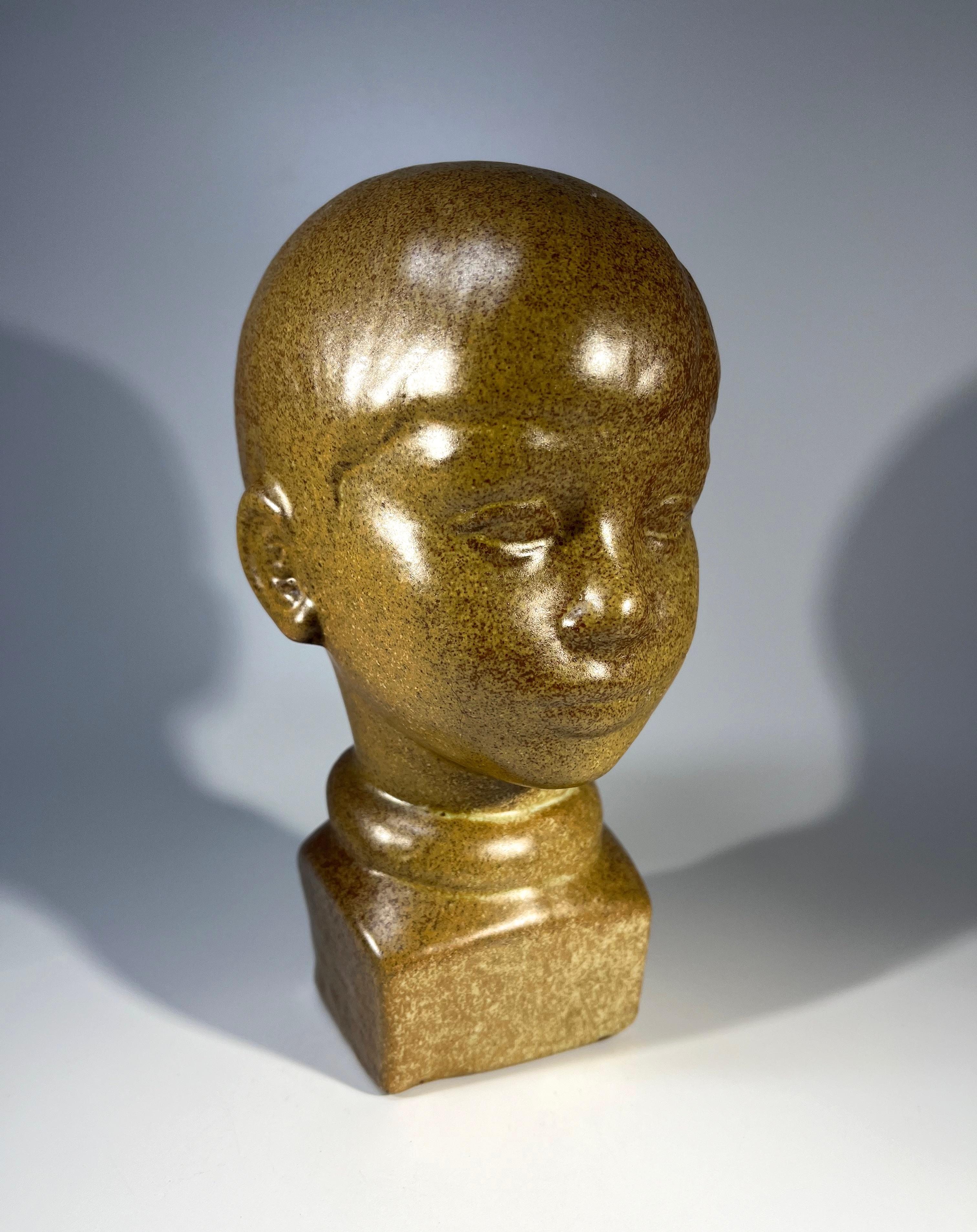 Jeune garçon en céramique composé par Jakob E., européen du milieu du siècle dernier en vente 2